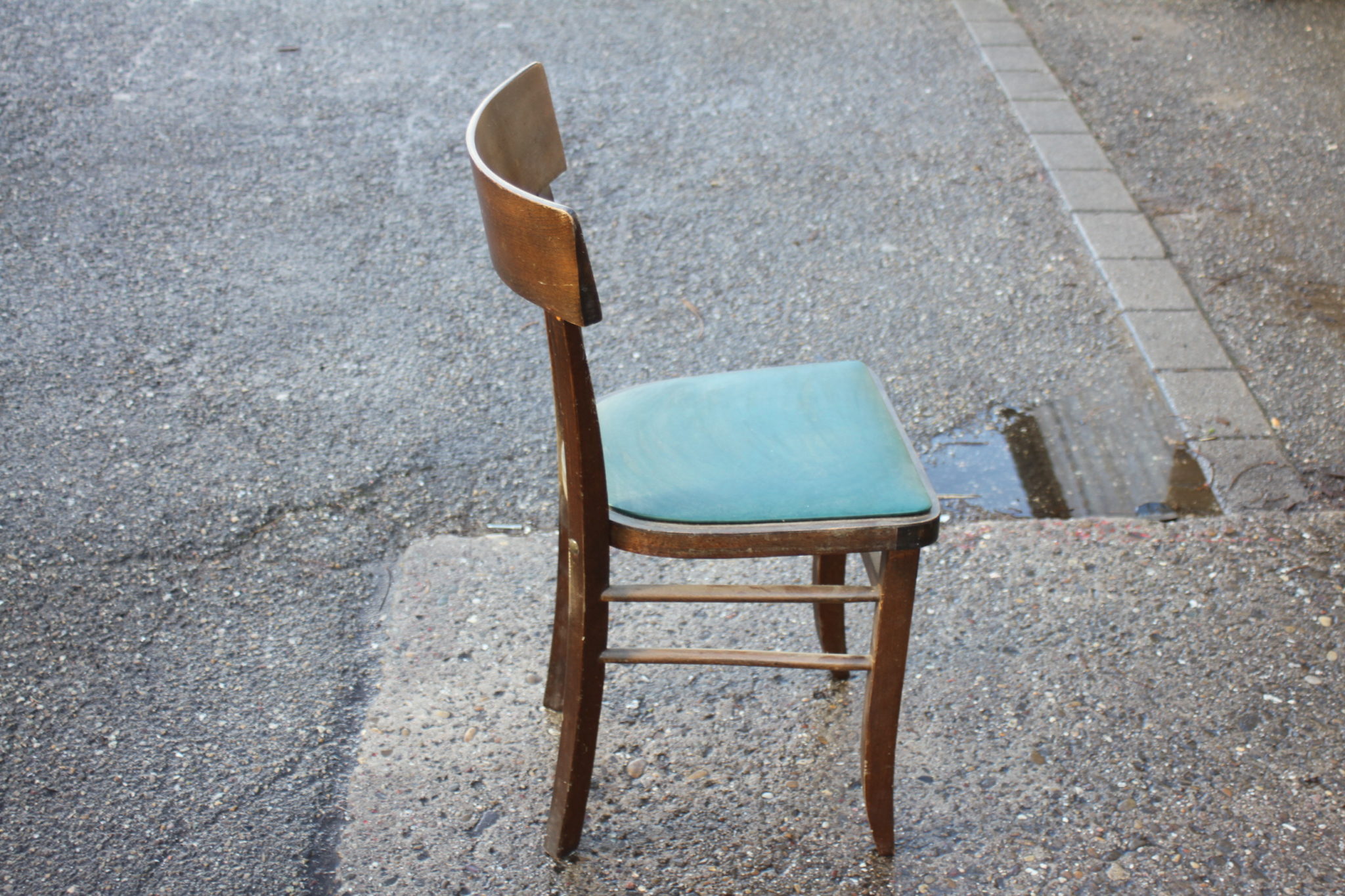Chaise bistrot en bois et skaï – Image 3