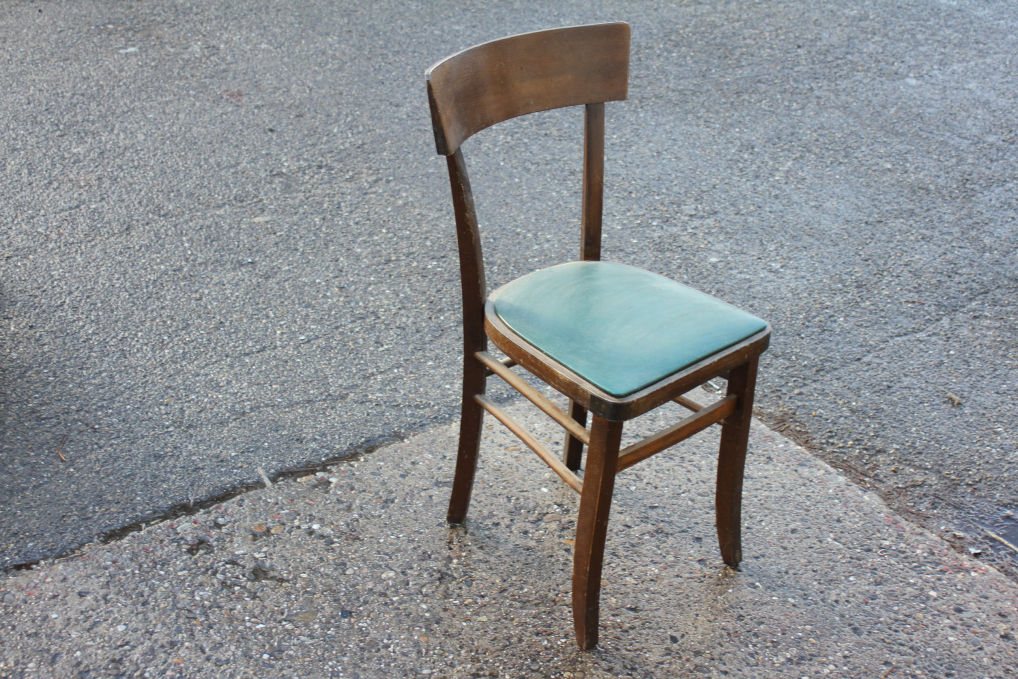 Chaise bistrot en bois et skaï