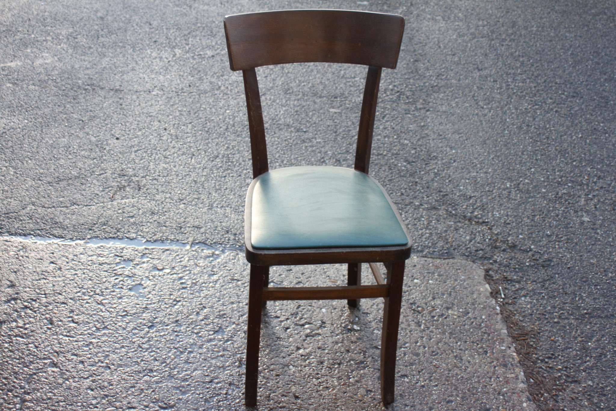 Chaise bistrot en bois et skaï – Image 2