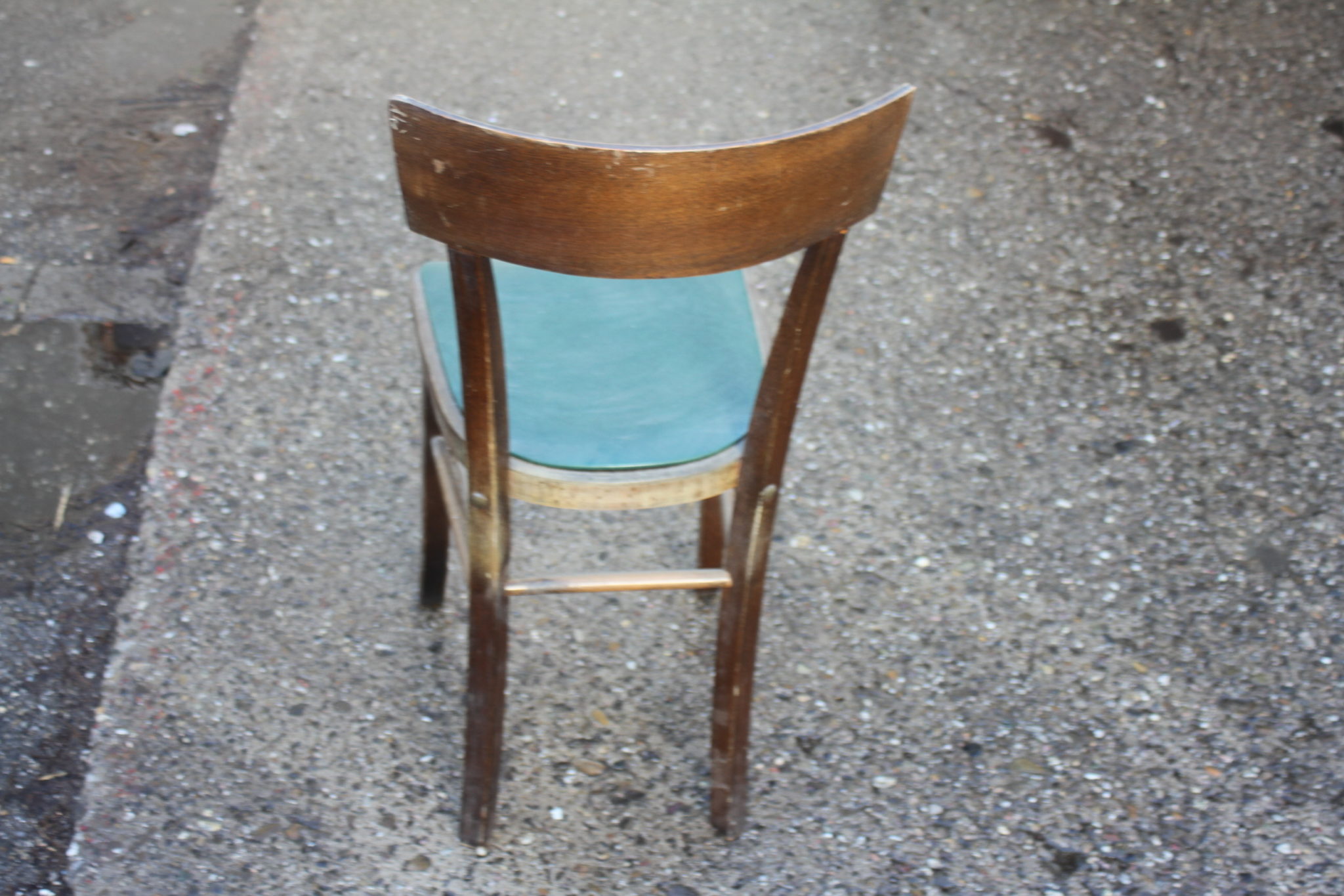 Chaise bistrot en bois et skaï – Image 4