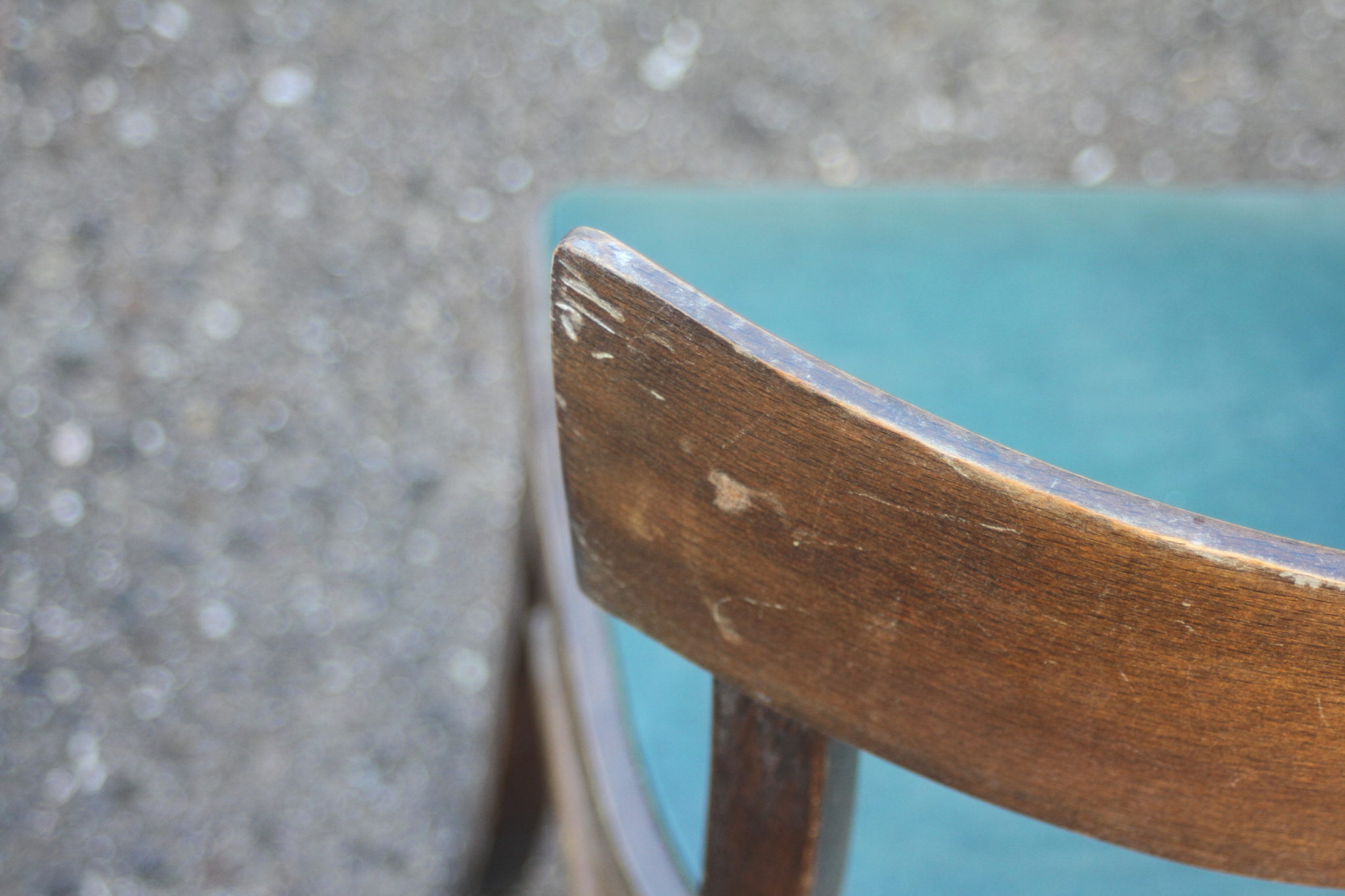 Chaise bistrot en bois et skaï – Image 5