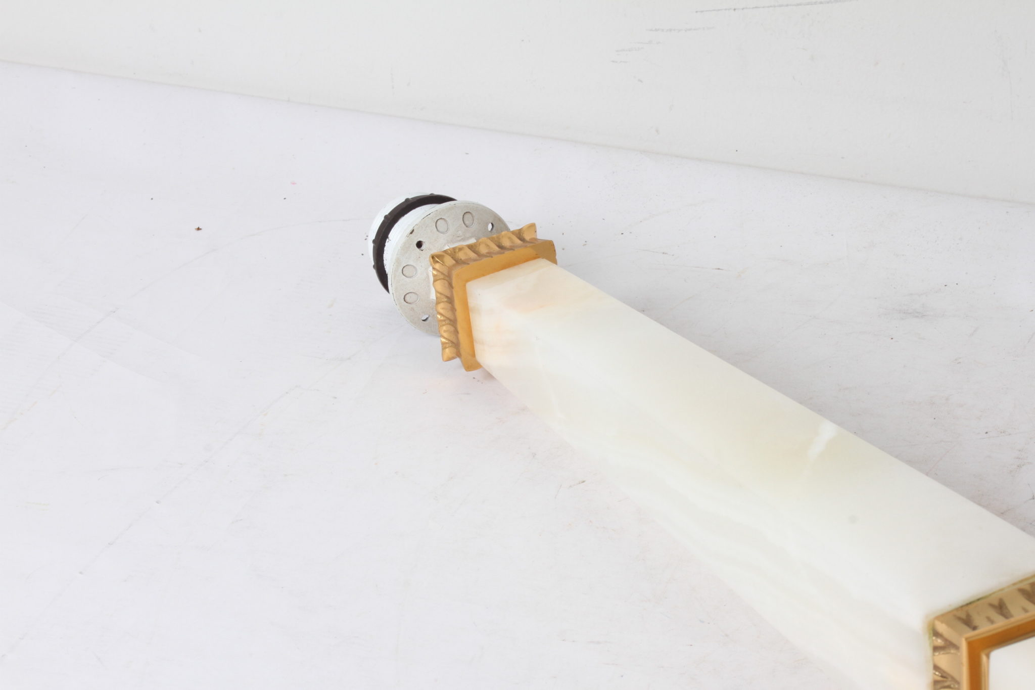 Pied de lampe en albâtre en forme d'obélisque – Image 2
