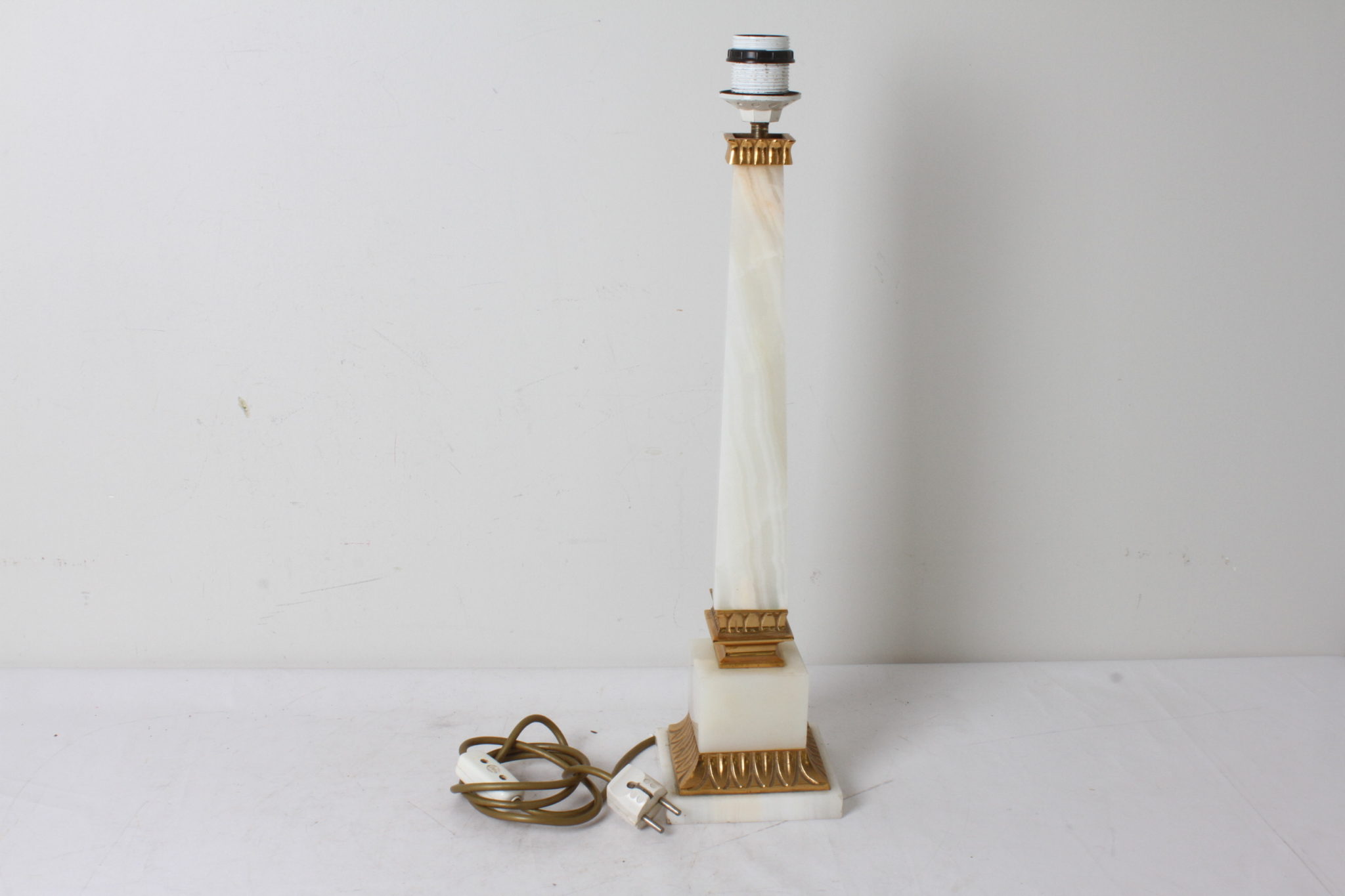 Pied de lampe en albâtre en forme d'obélisque