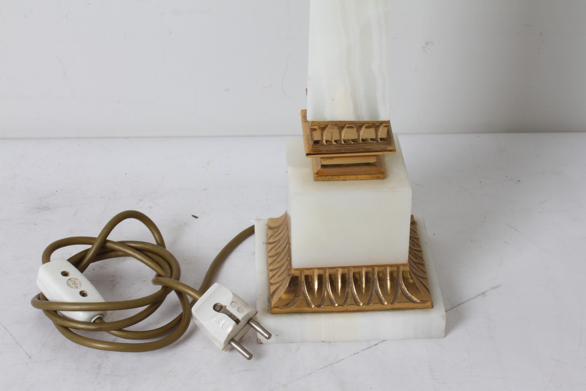 Pied de lampe en albâtre en forme d'obélisque – Image 3