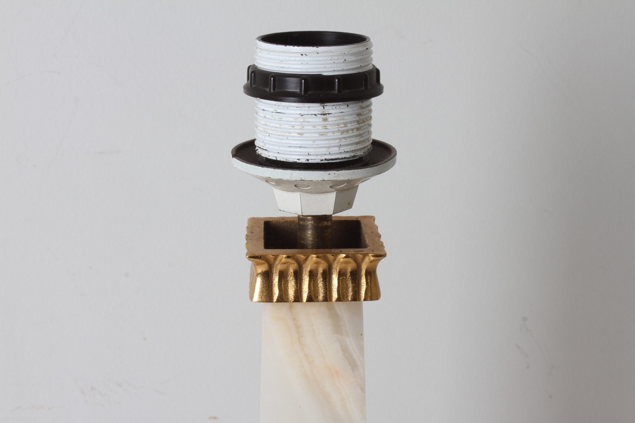 Pied de lampe en albâtre en forme d'obélisque – Image 4
