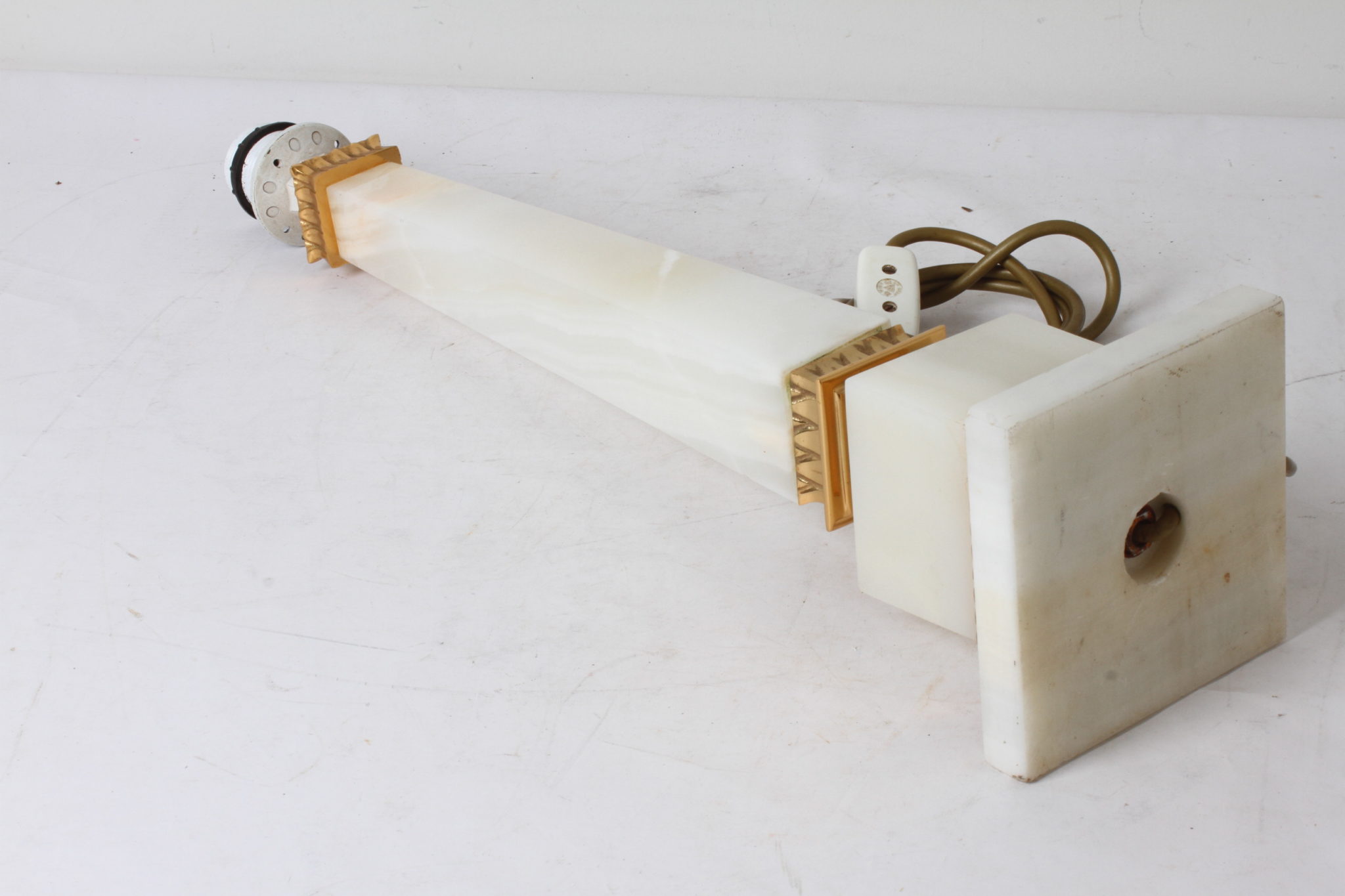Pied de lampe en albâtre en forme d'obélisque – Image 5