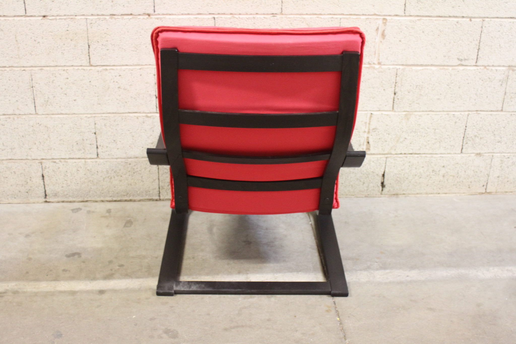 Fauteuil relax Poang rouge et noir – Image 4
