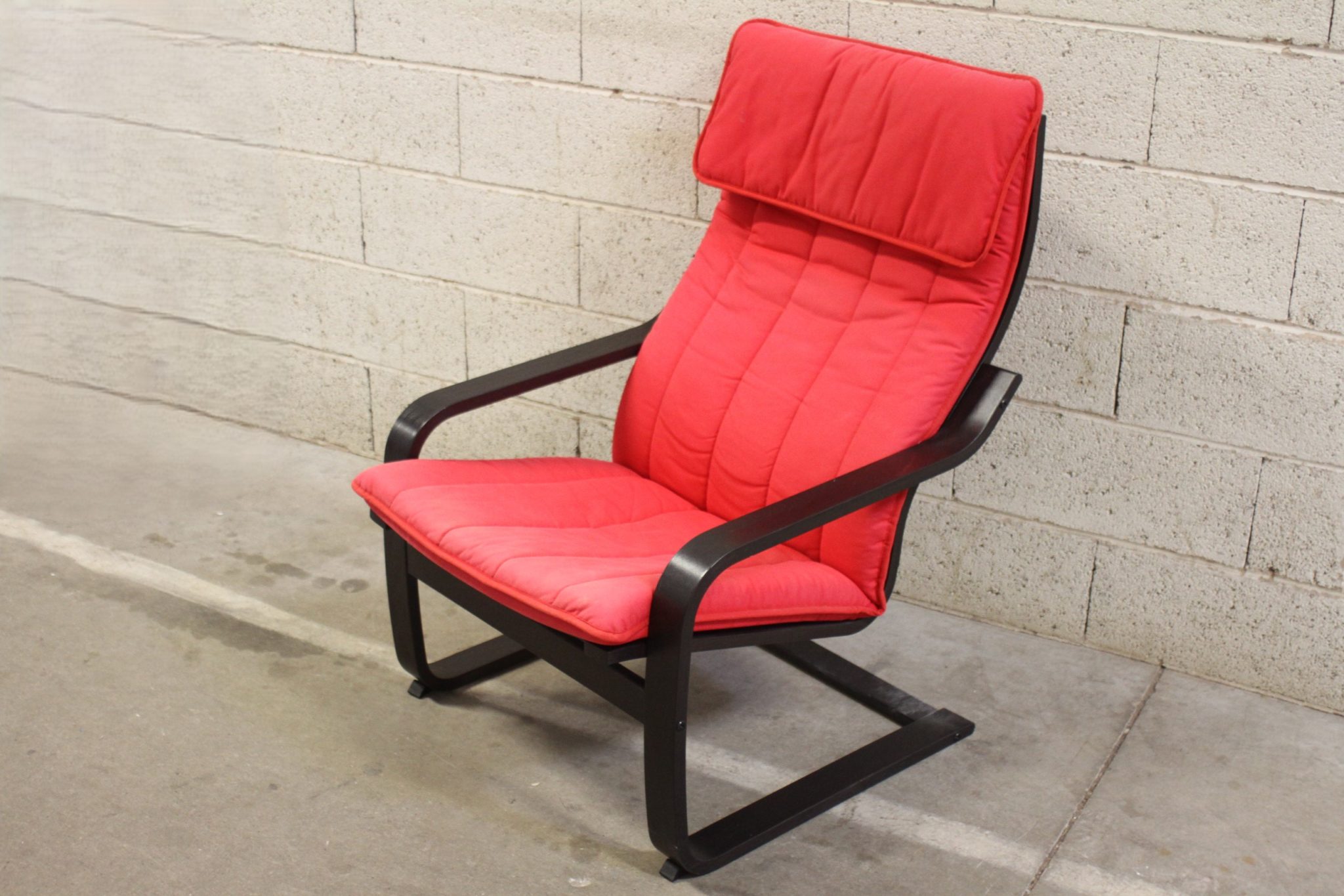 Fauteuil relax Poang rouge et noir