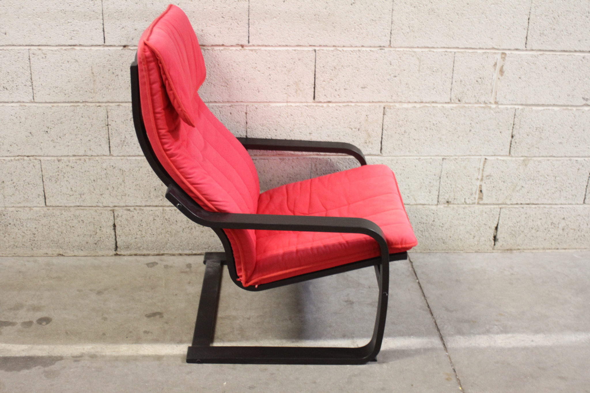 Fauteuil relax Poang rouge et noir – Image 3