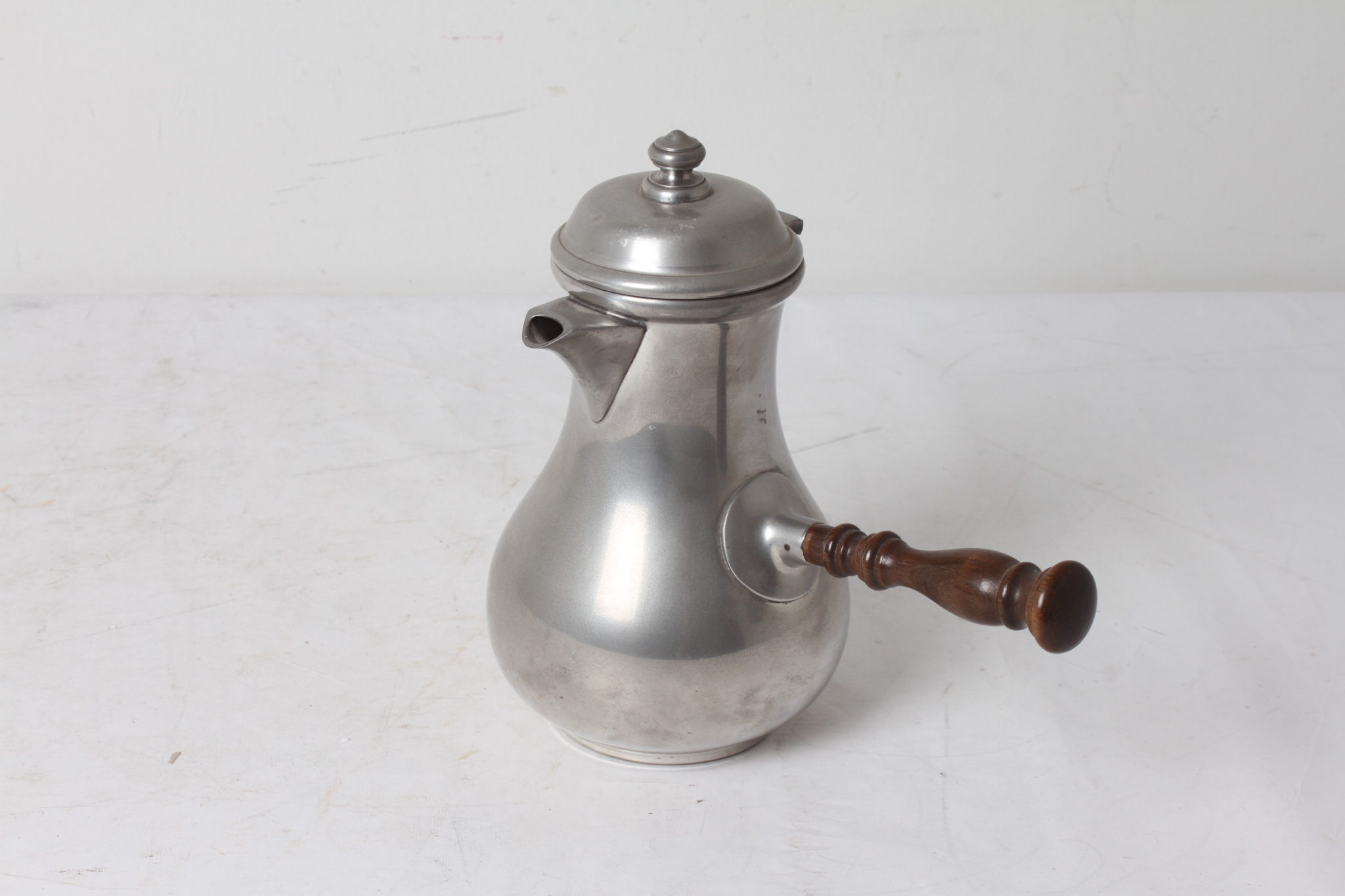 Ancienne chocolatière en étain