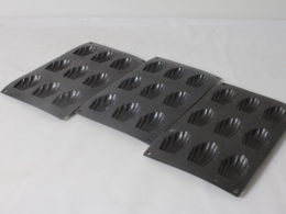 Trois plaques en silicone - Empreintes madeleines
