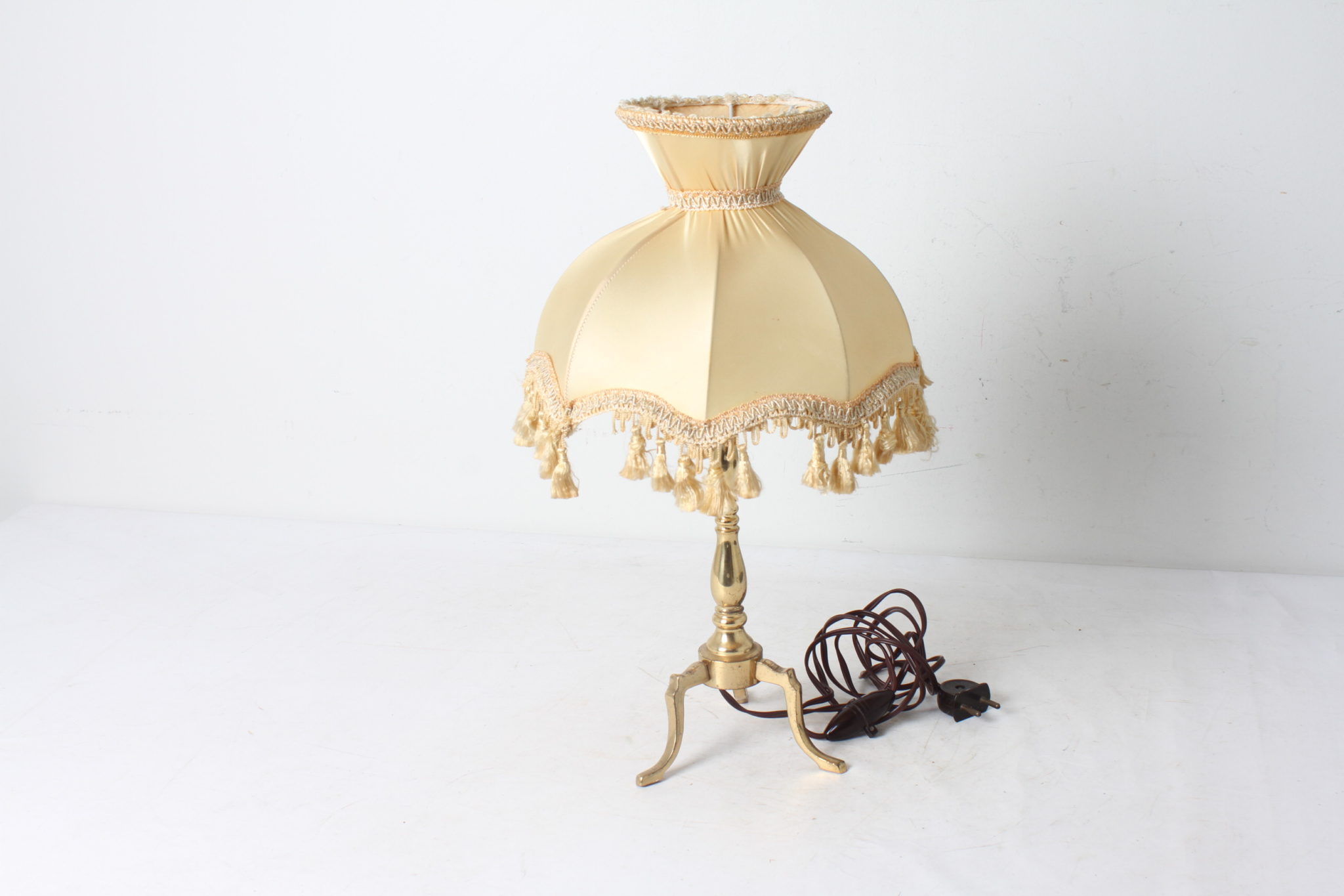 Lampe de table tripode en laiton doré