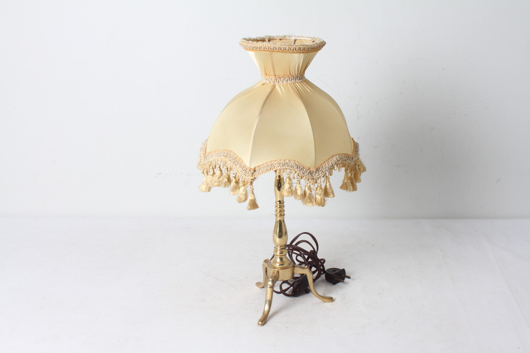 Lampe de table tripode en laiton doré – Image 2