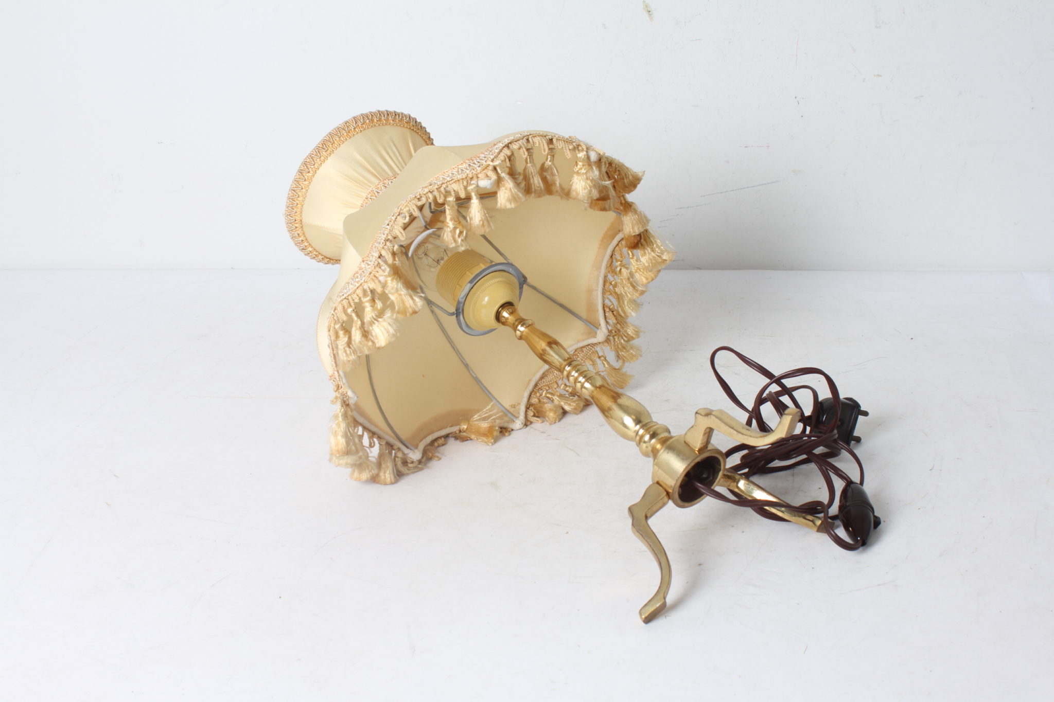 Lampe de table tripode en laiton doré – Image 3