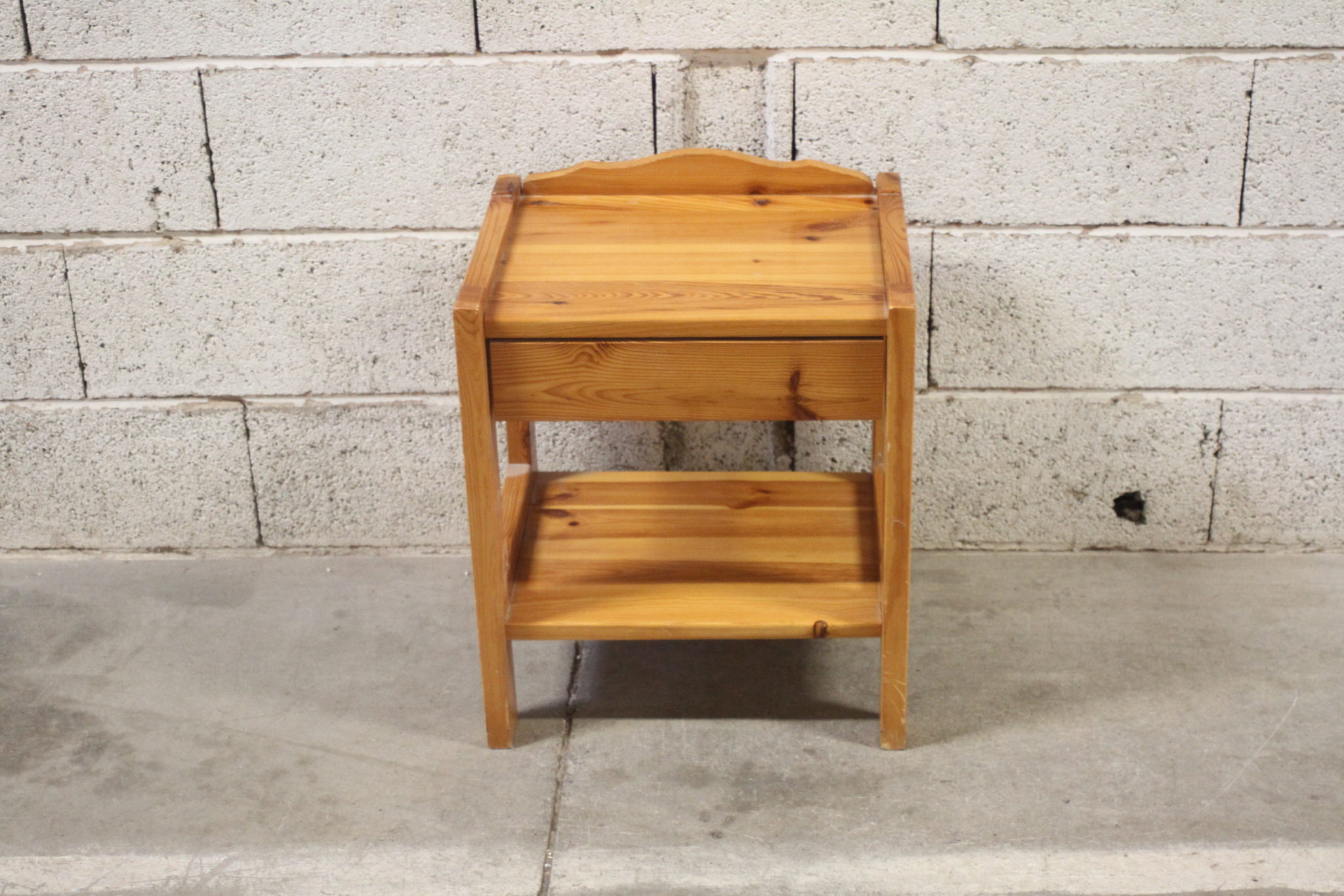Table de chevet en bois – Image 2