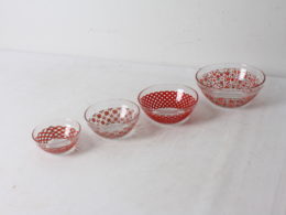 Lot de quatre bols en verre