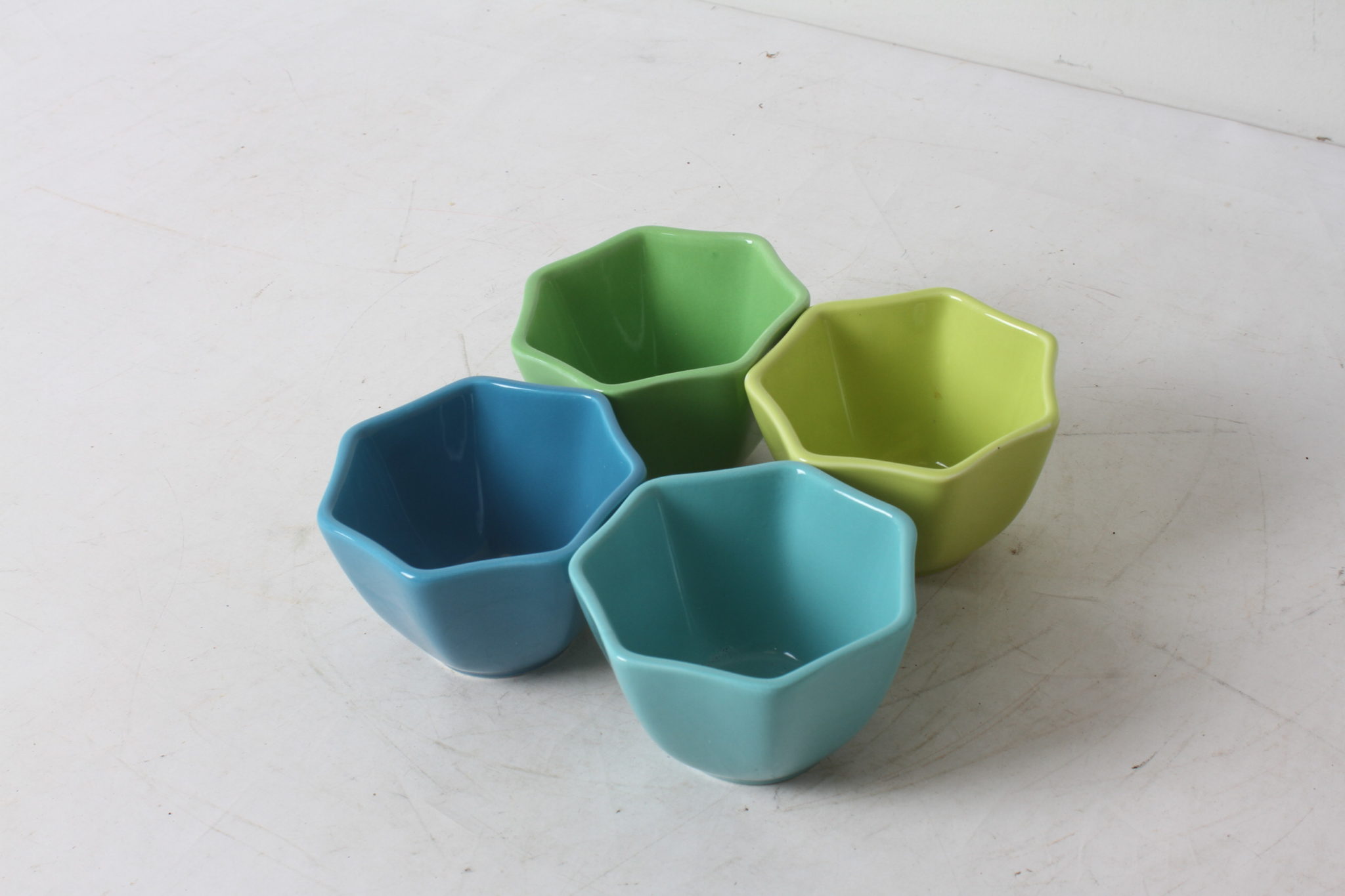 Lot de quatre coupelles en céramique – Image 2