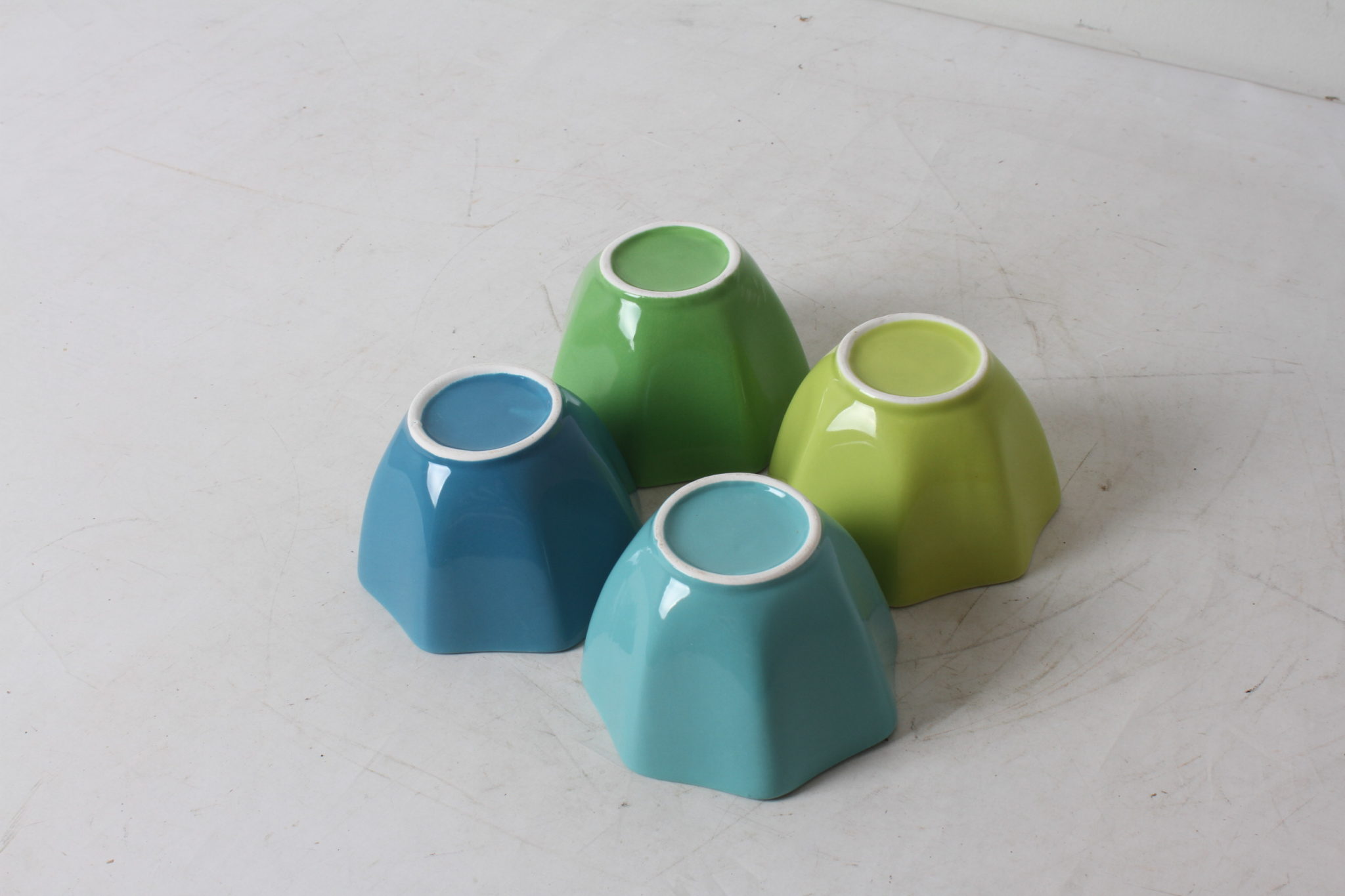 Lot de quatre coupelles en céramique – Image 3