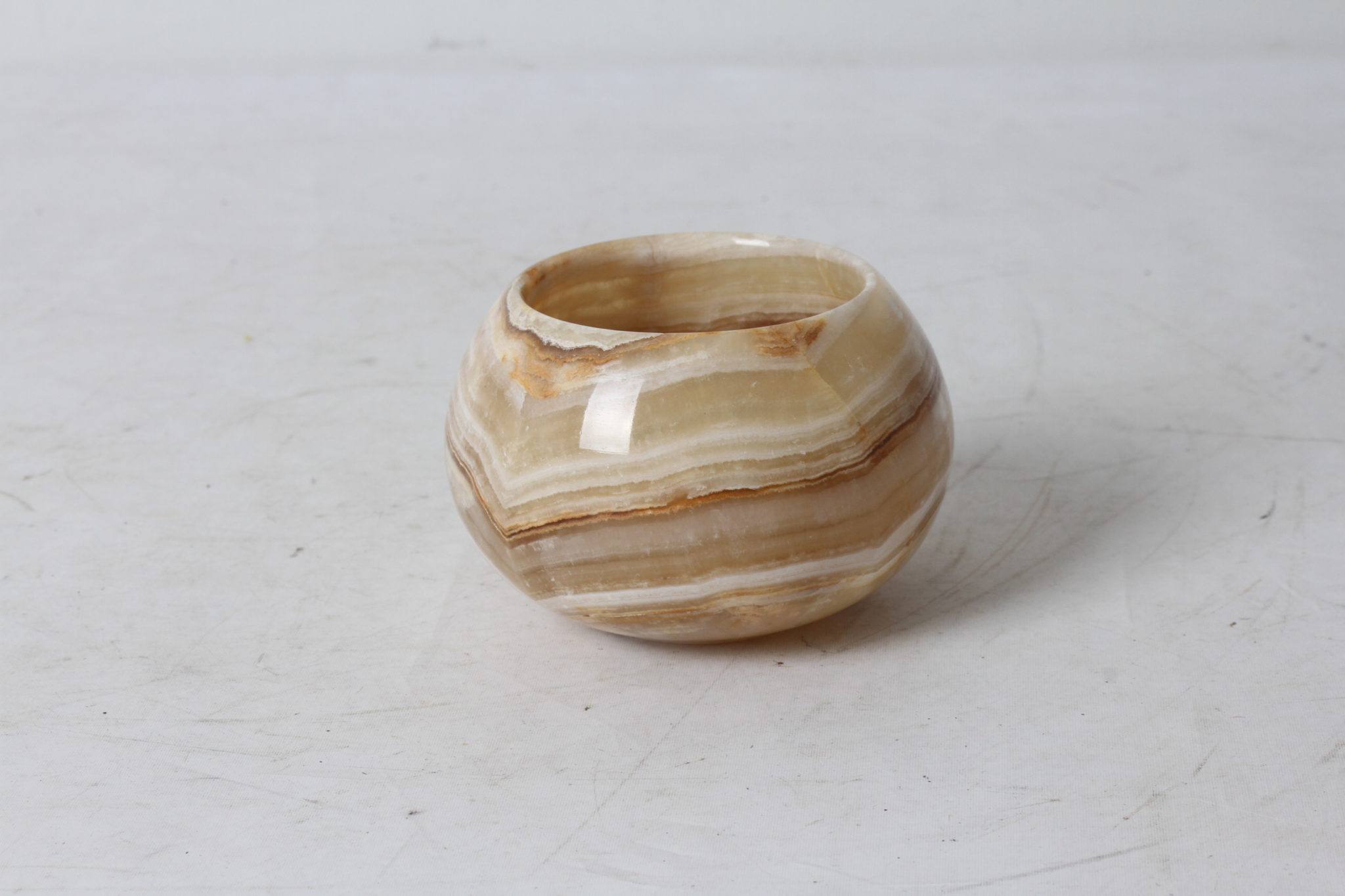 Petit vase boule en pierre