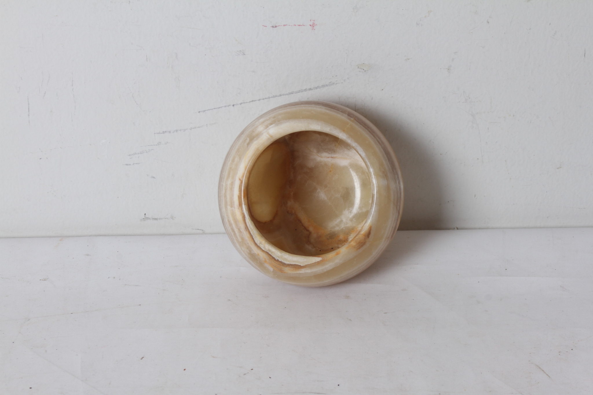 Petit vase boule en pierre – Image 2