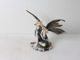 Figurine de fée au loup