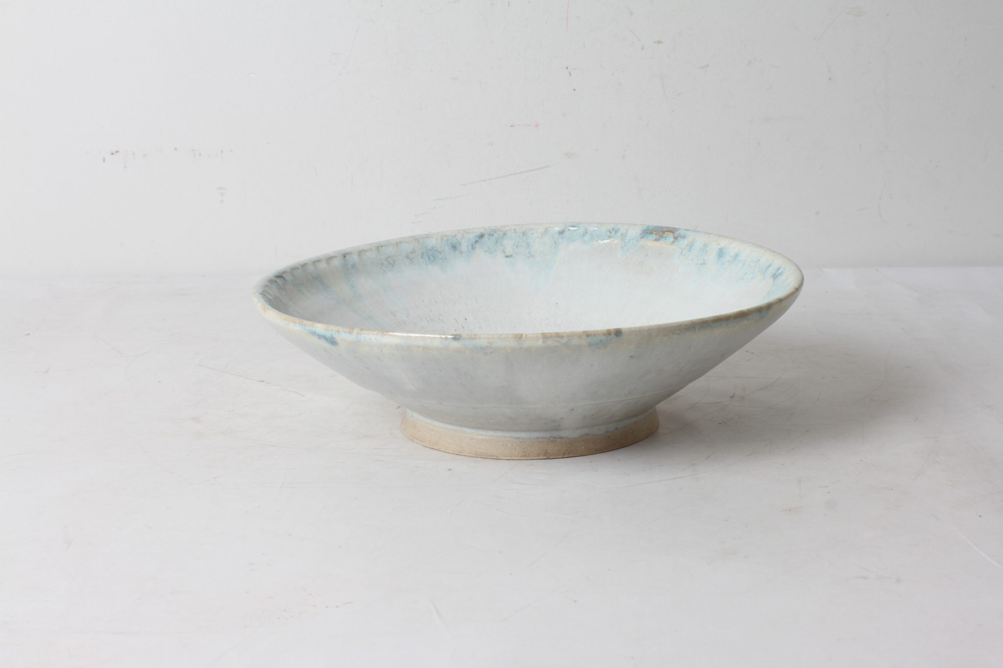 Plat brutaliste en céramique vernissée