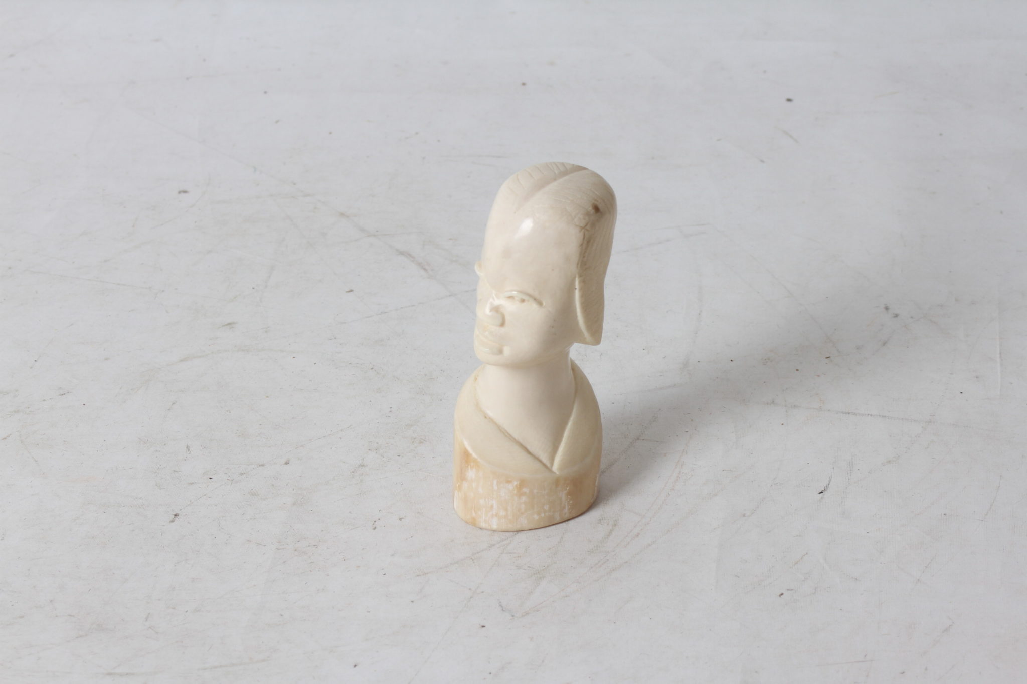 Buste africain en os sculpté – Image 2