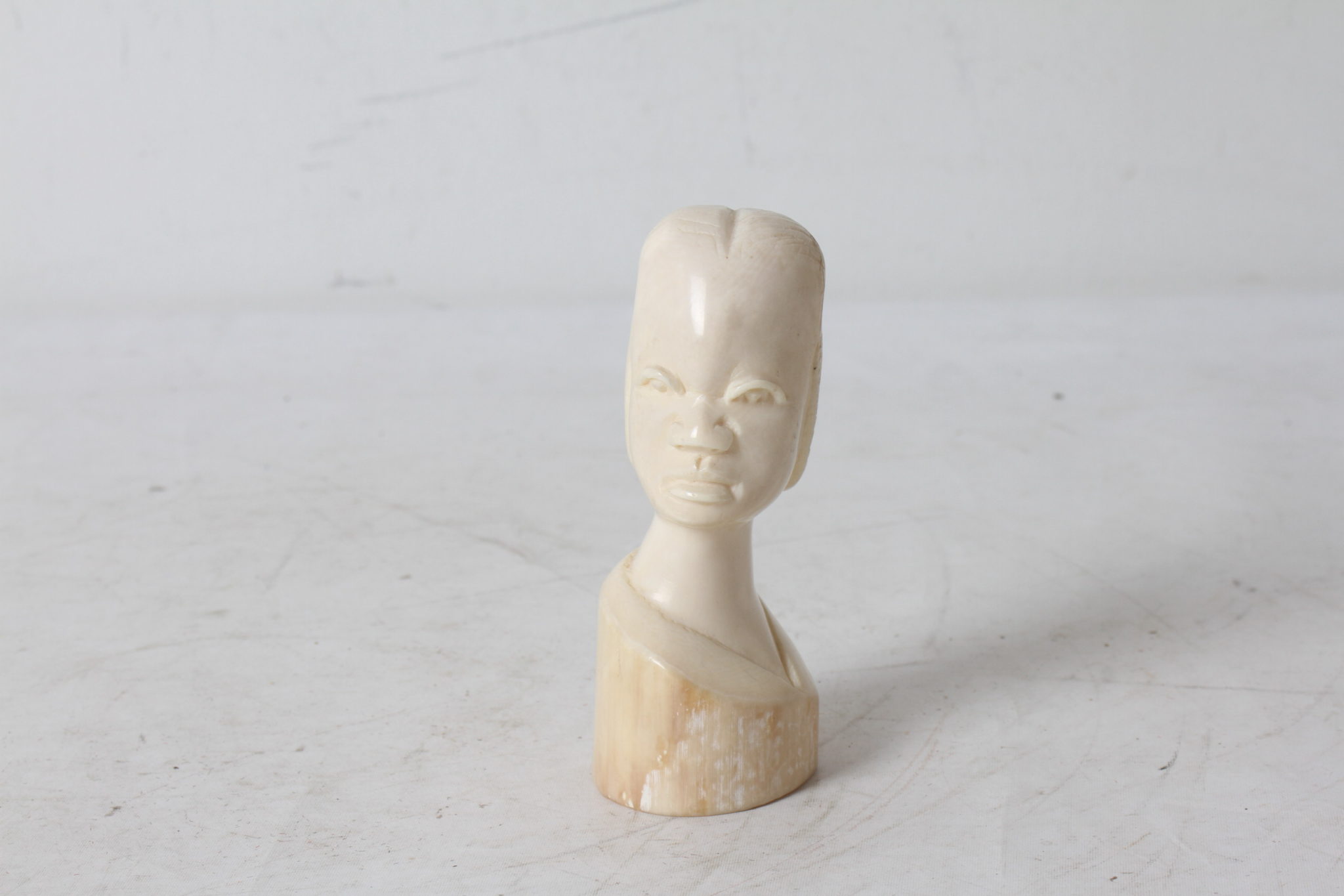 Buste africain en os sculpté