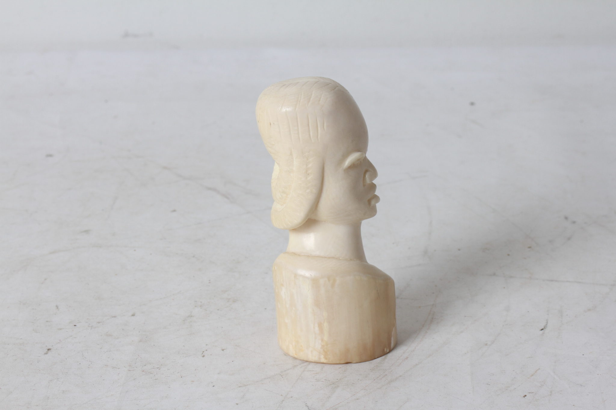 Buste africain en os sculpté – Image 3