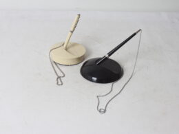 Stylos de comptoir sur socle