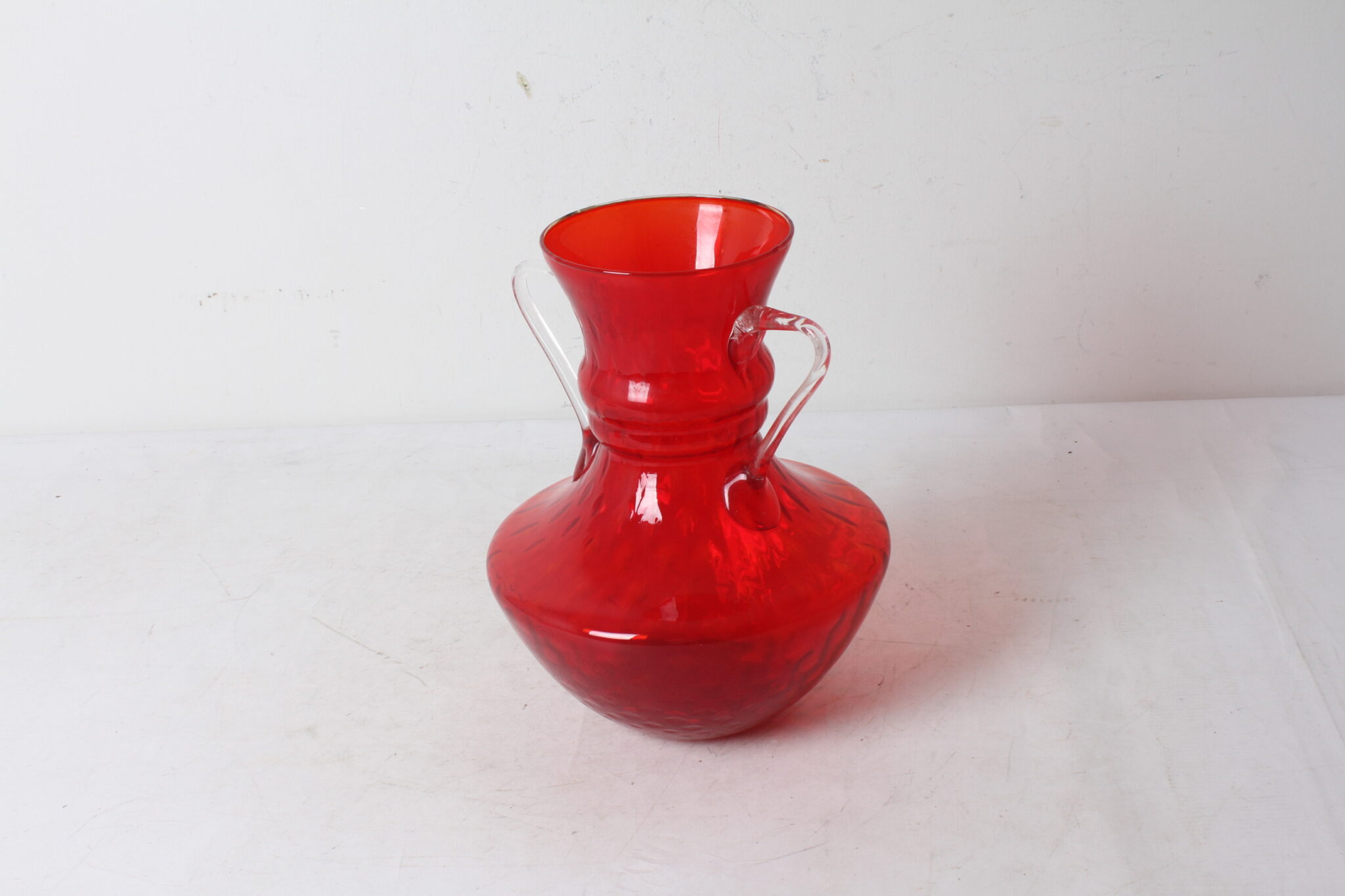 Vase vintage en verre rouge