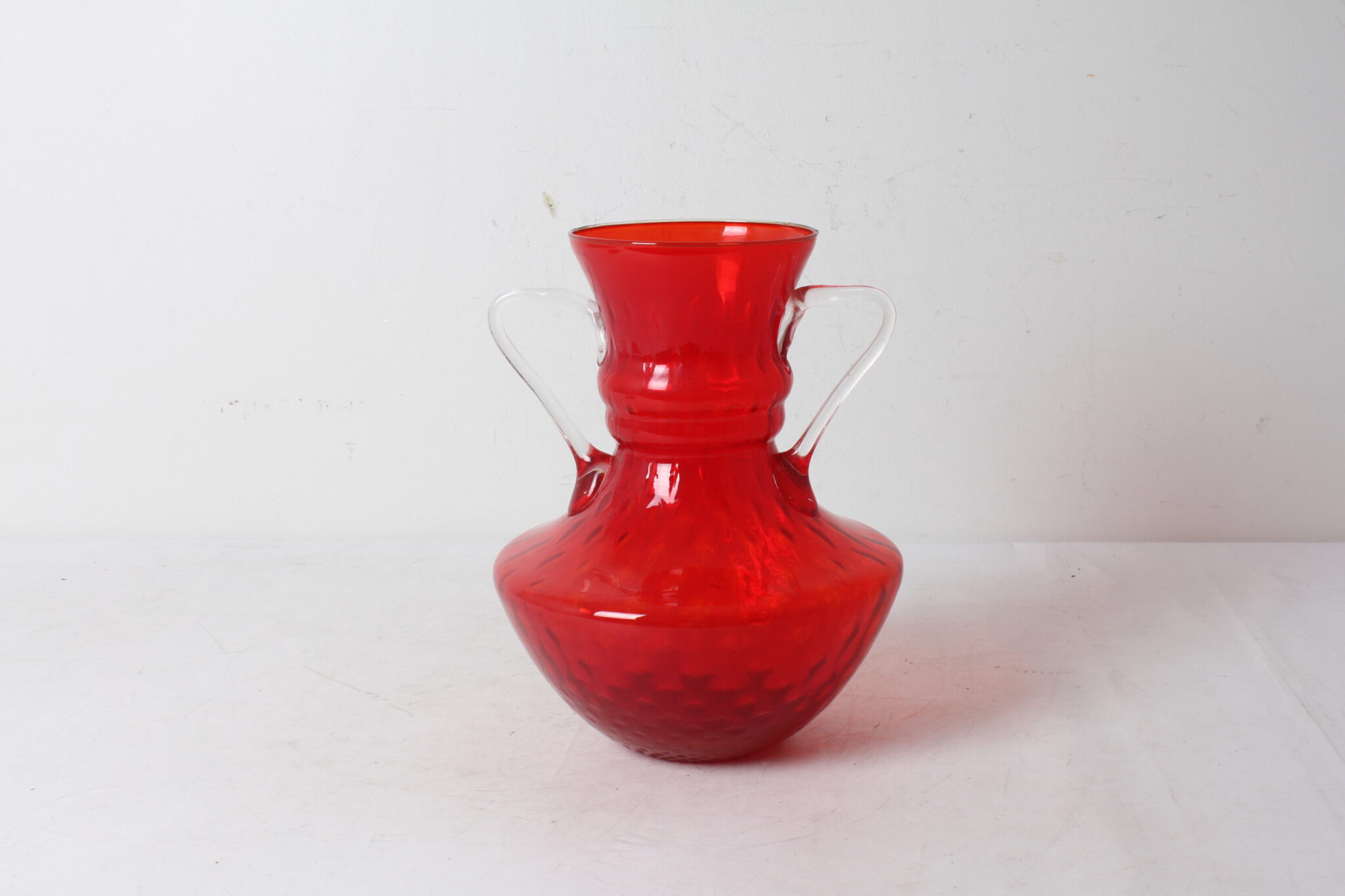 Vase vintage en verre rouge – Image 2