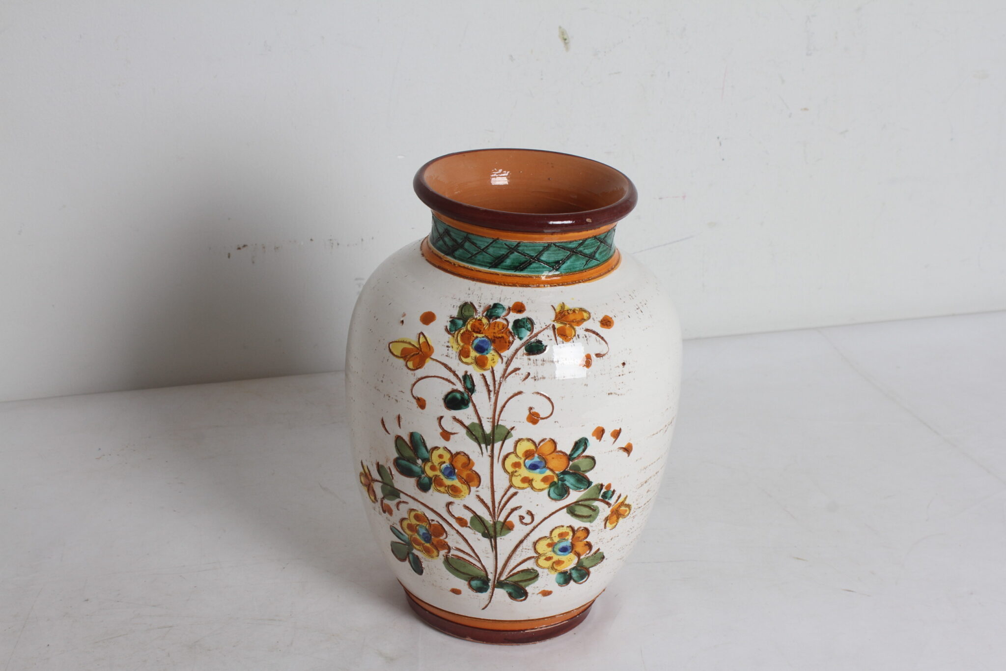 Vase en terre cuite à décor floral
