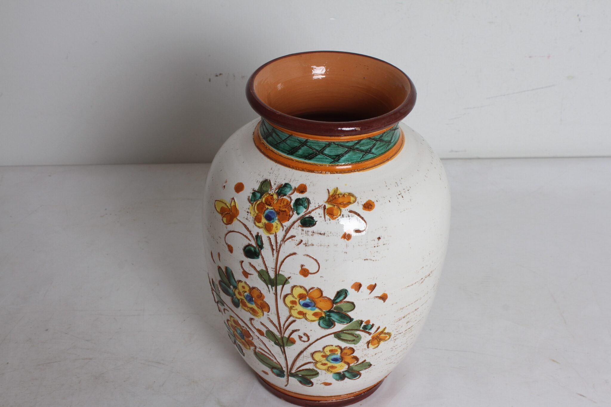 Vase en terre cuite à décor floral – Image 2
