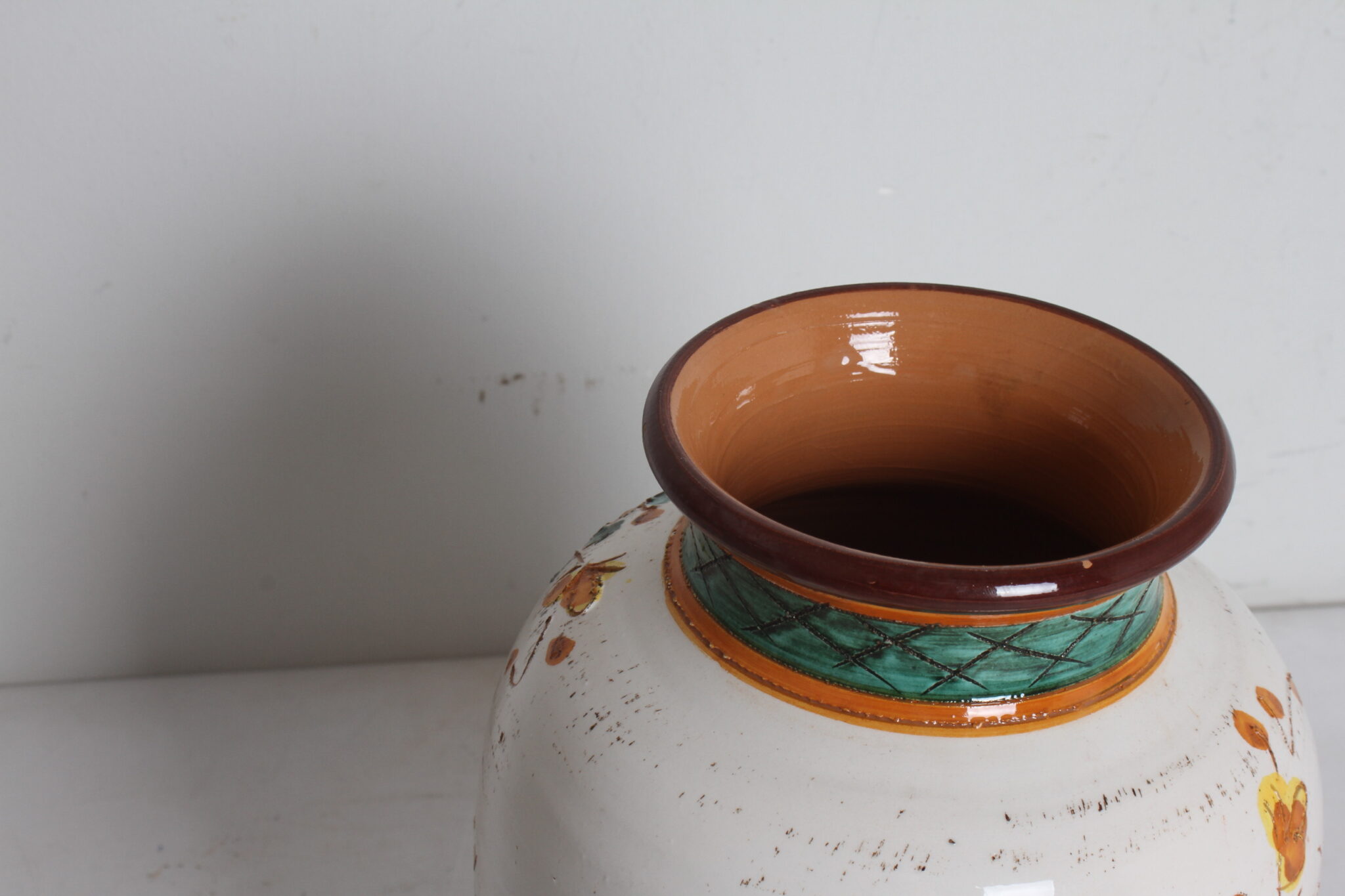 Vase en terre cuite à décor floral – Image 3