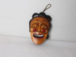 Petit masque en bois sculpté