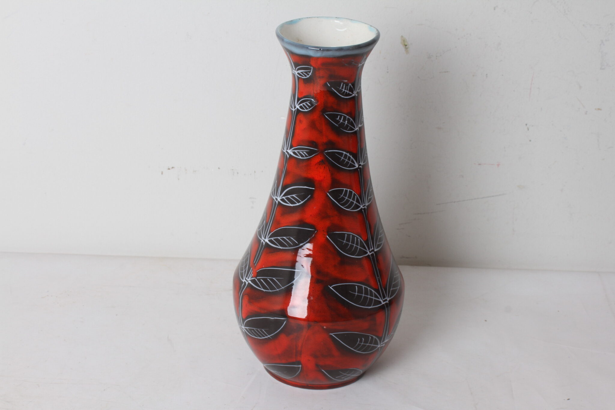 Vase en faïence rouge