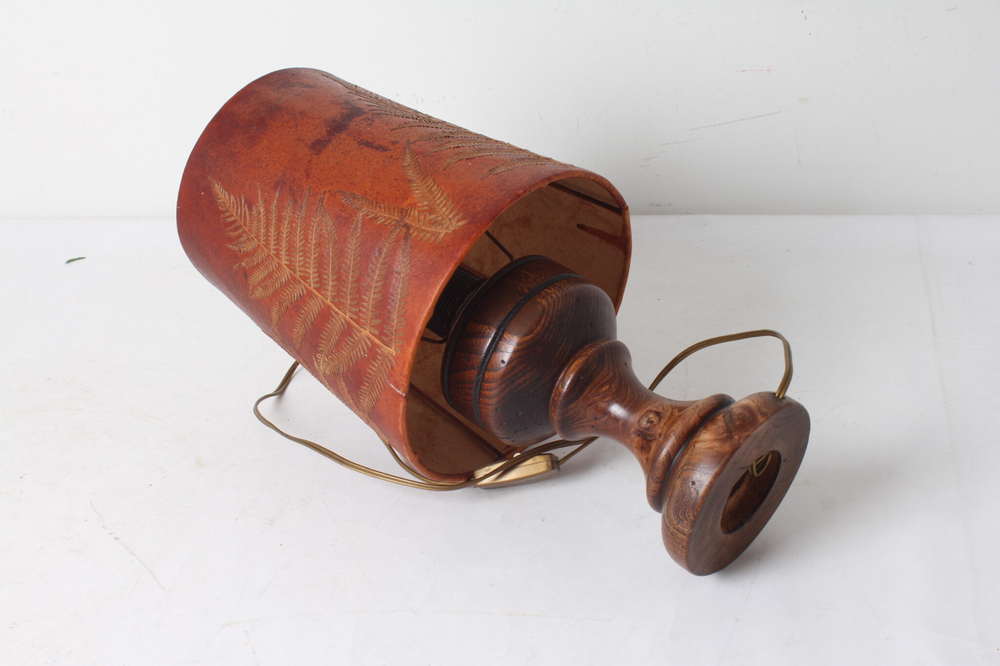 Ancienne lampe bois et cuir – Image 2