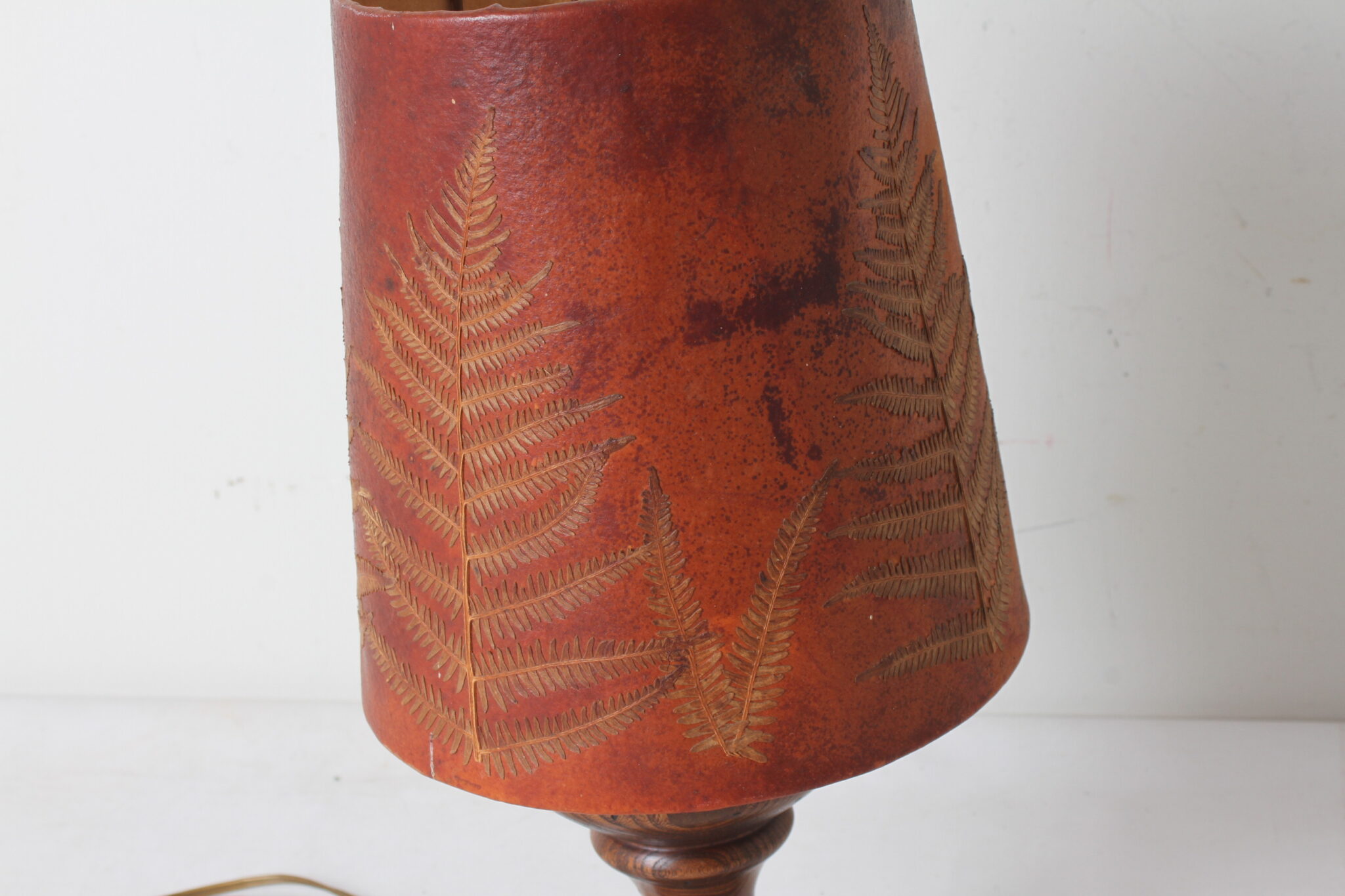 Ancienne lampe bois et cuir – Image 3