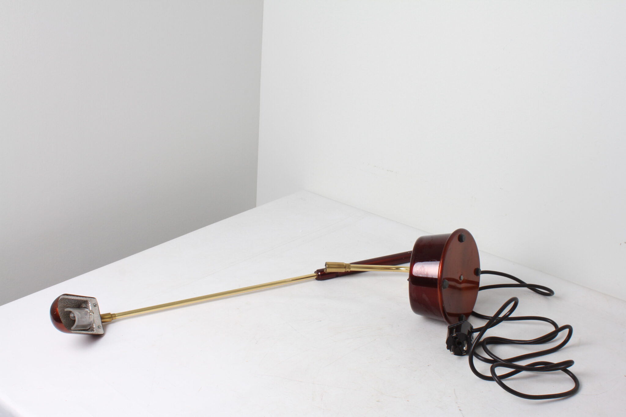 Lampe de bureau design en métal – Image 3