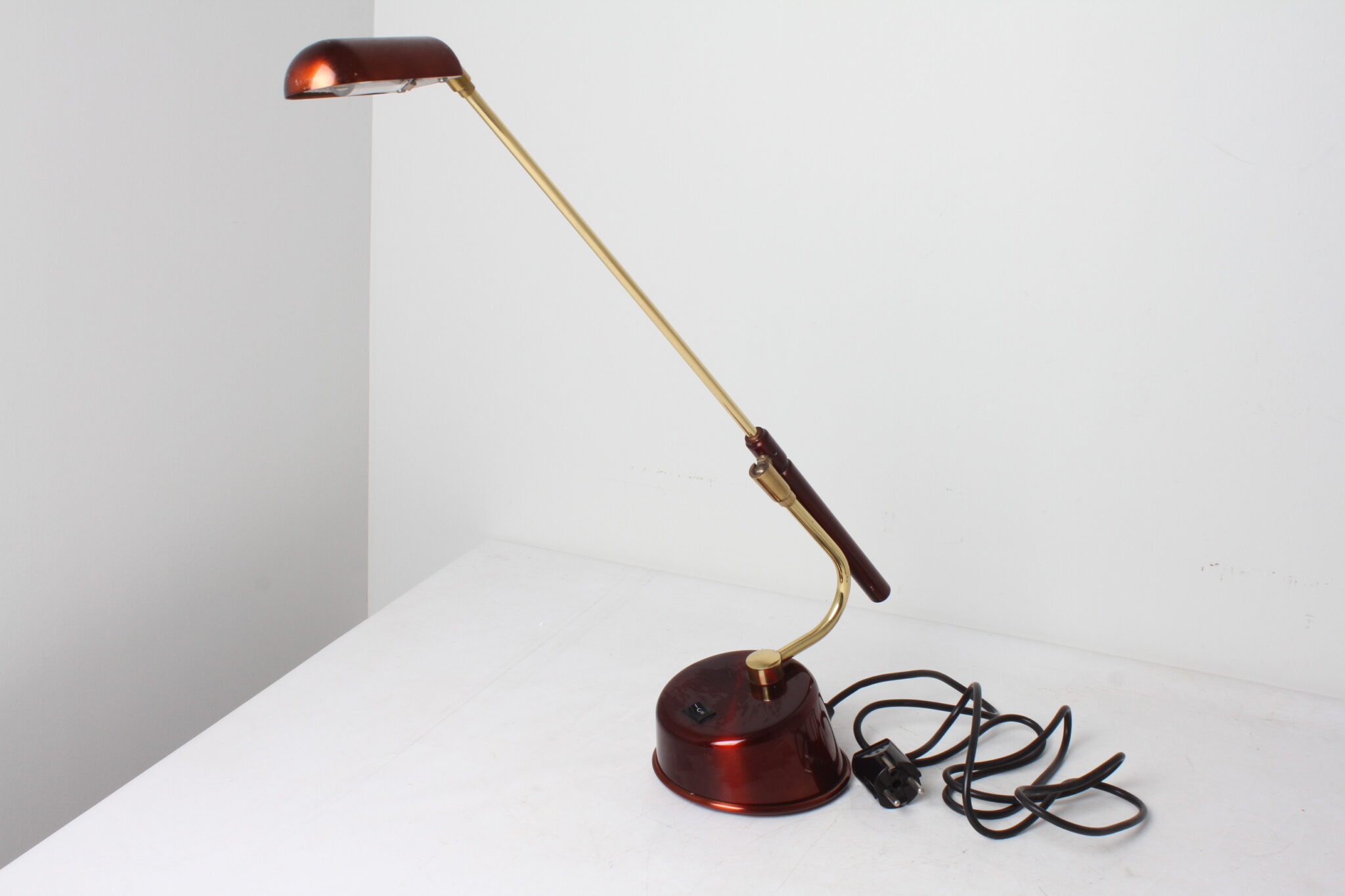 Lampe de bureau design en métal – Image 2