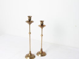 Paire de chandeliers en laiton doré