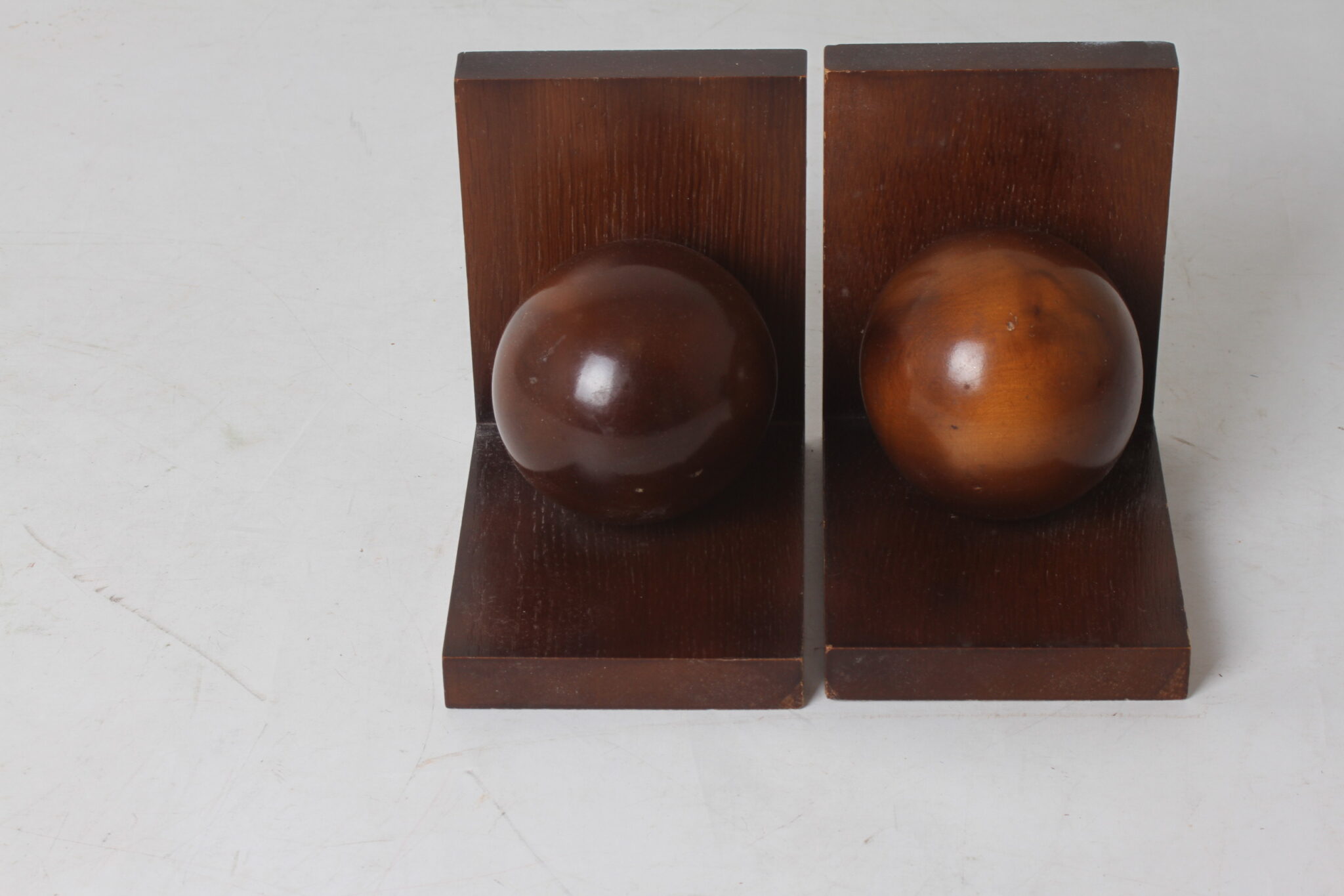 Serre-livres boule en bois – Image 3