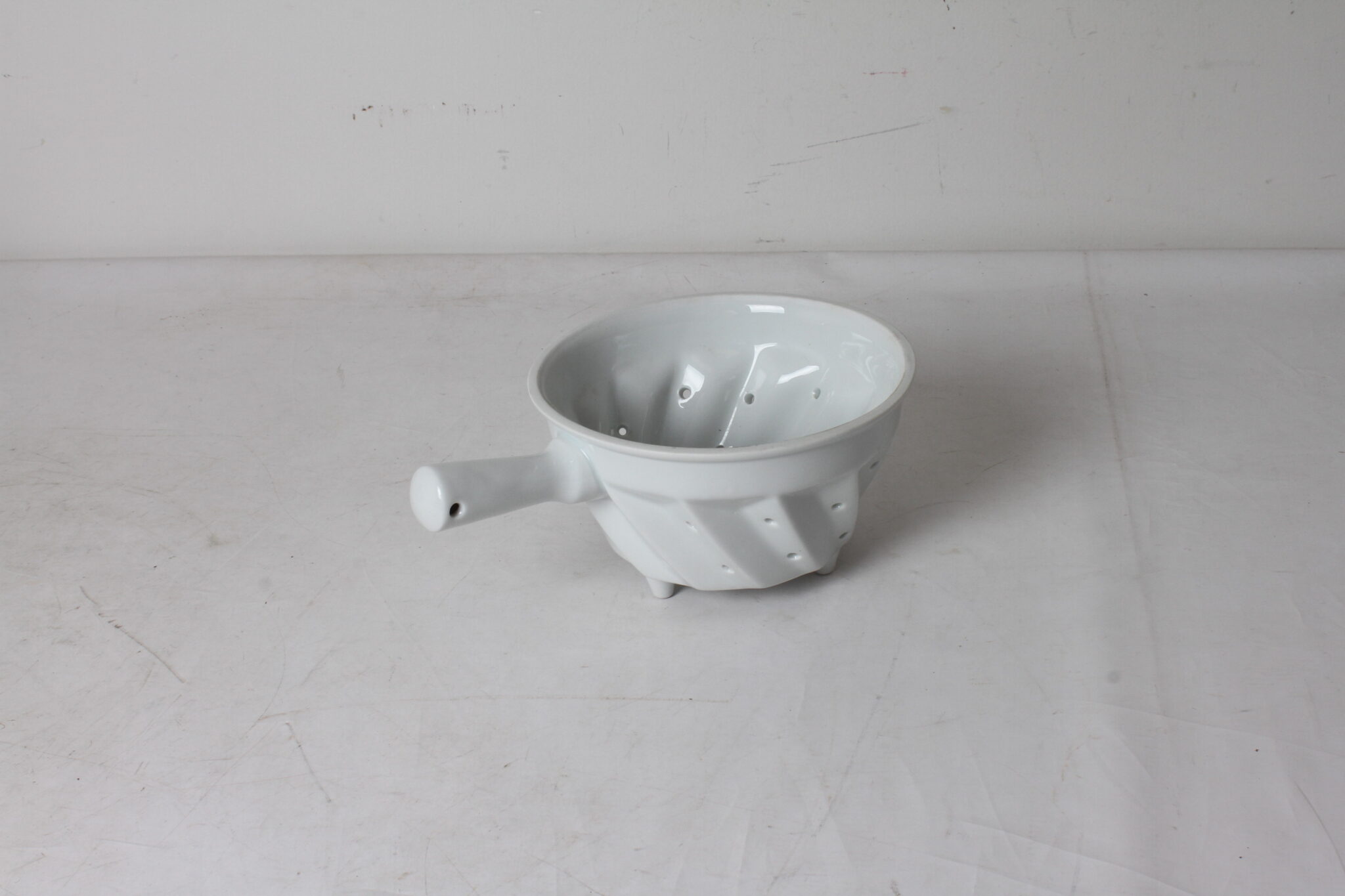Petite passoire en porcelaine