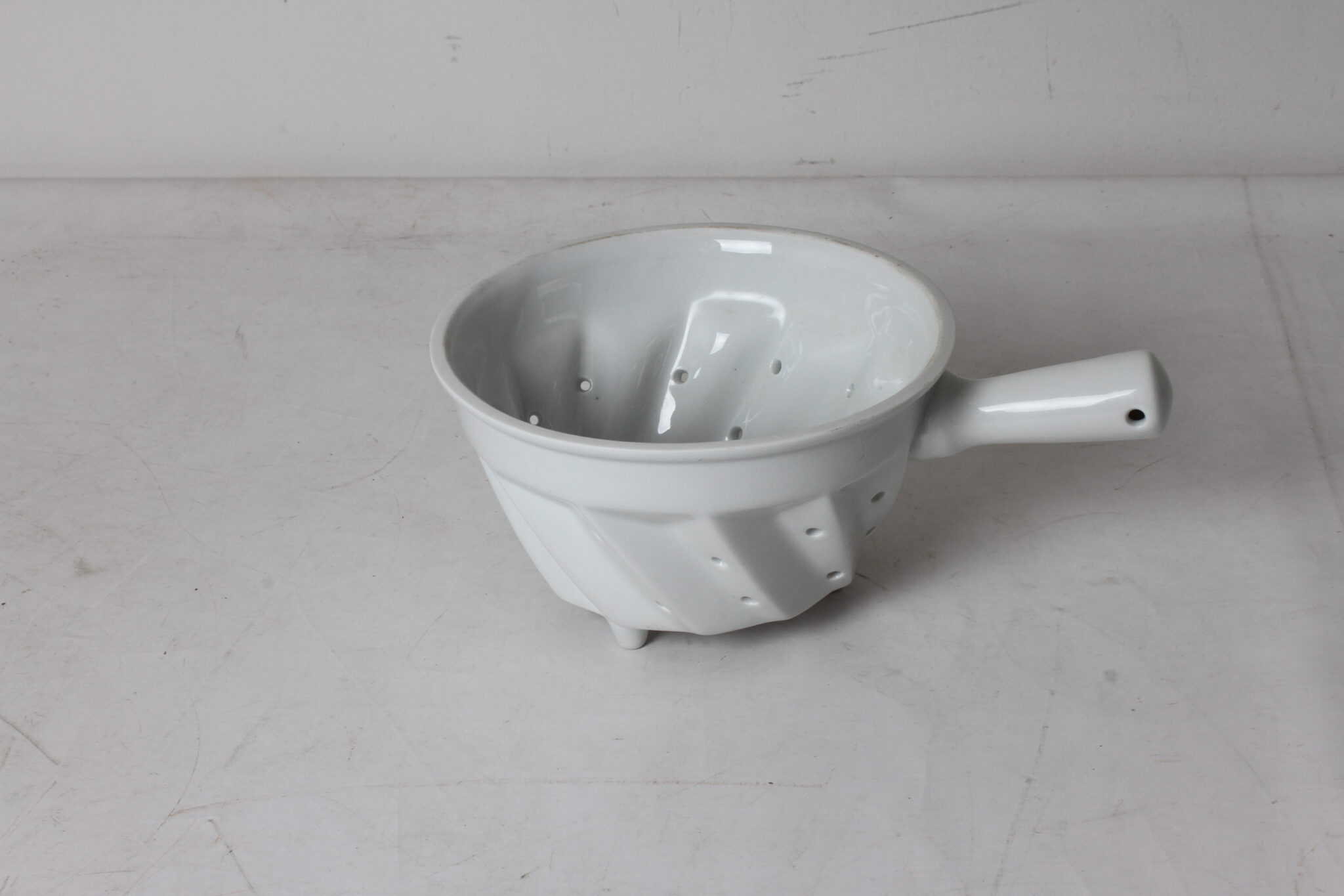 Petite passoire en porcelaine – Image 2