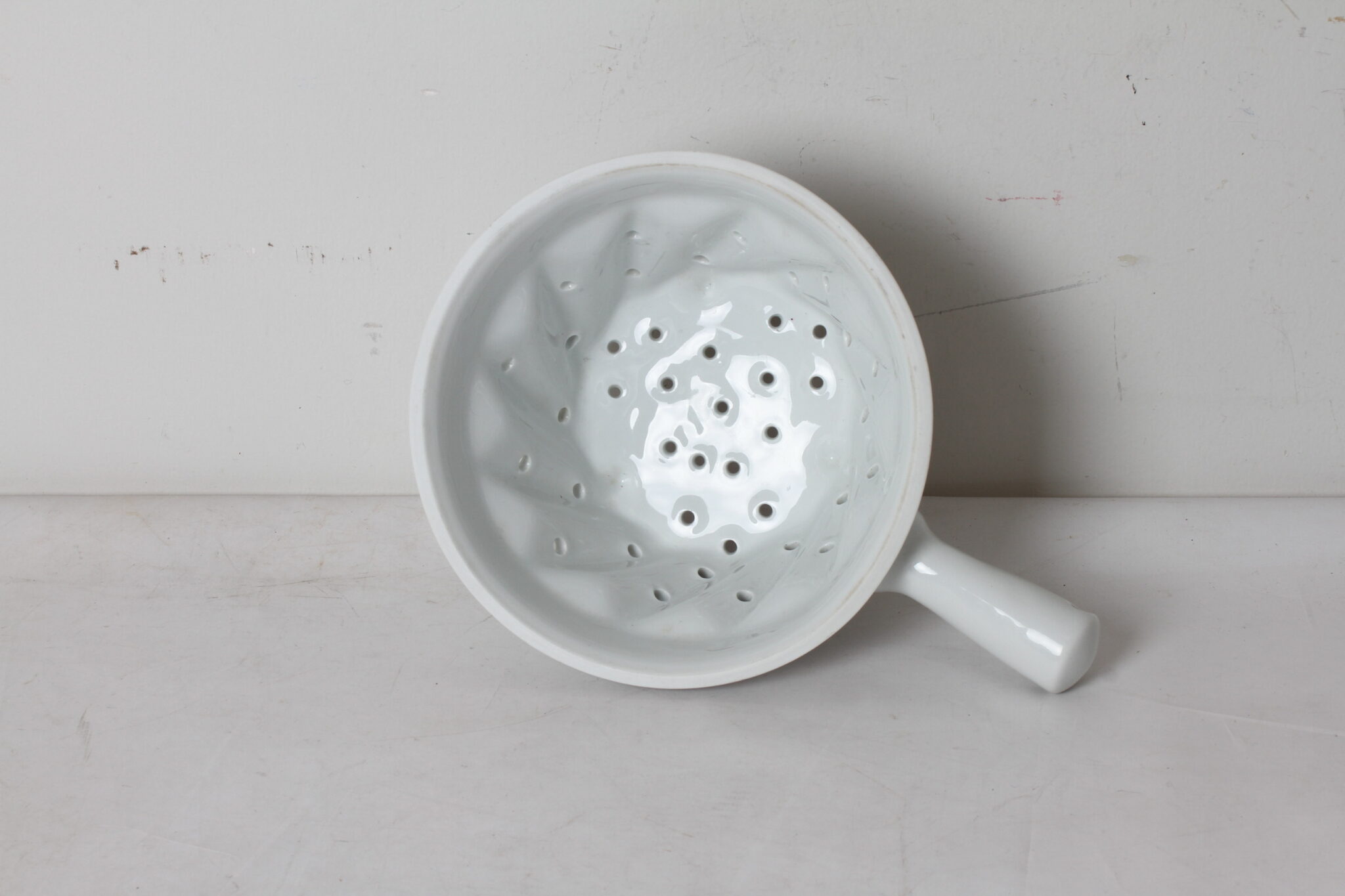 Petite passoire en porcelaine – Image 3