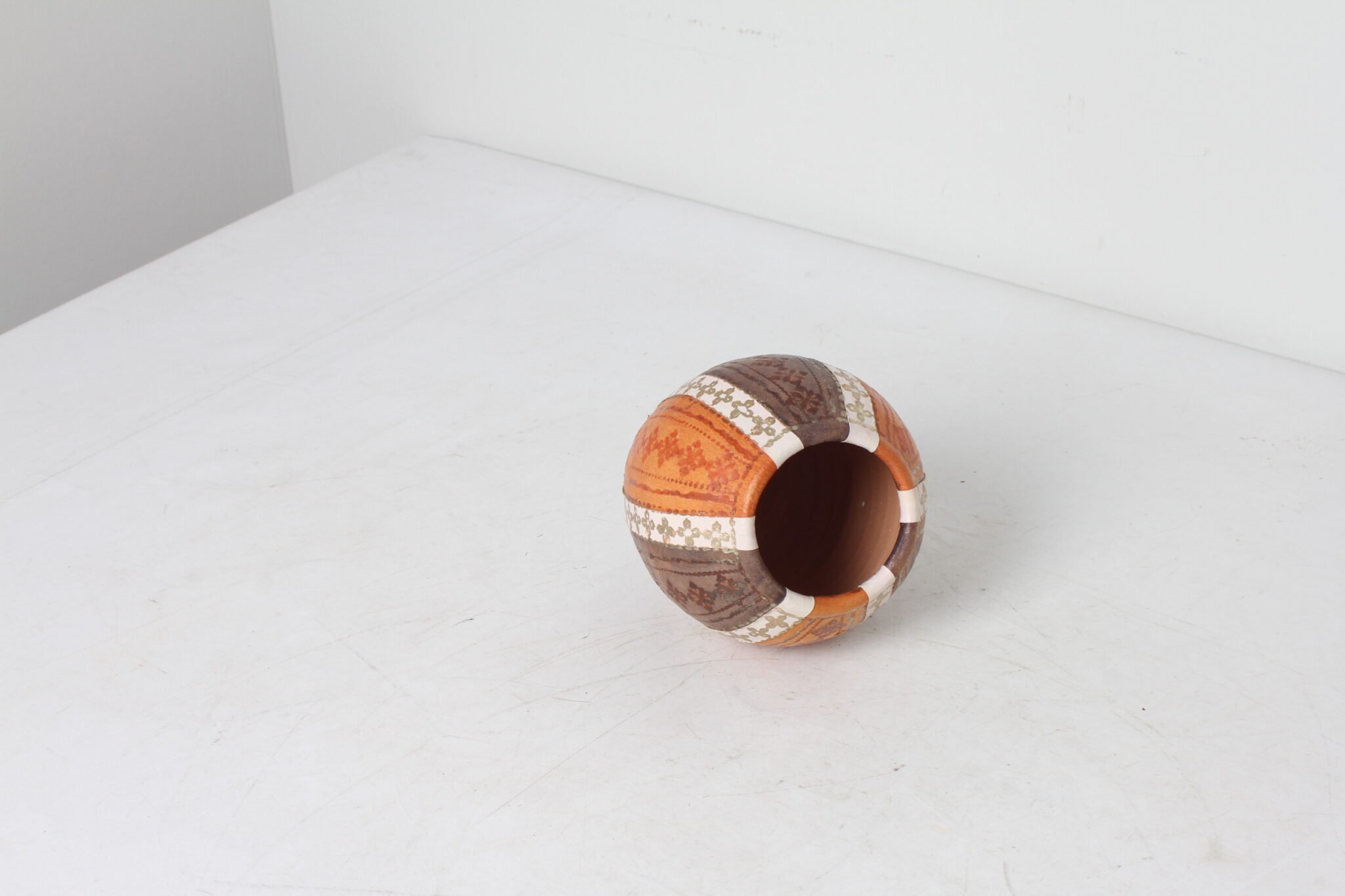 Pot décoratif en terre et cuir – Image 2