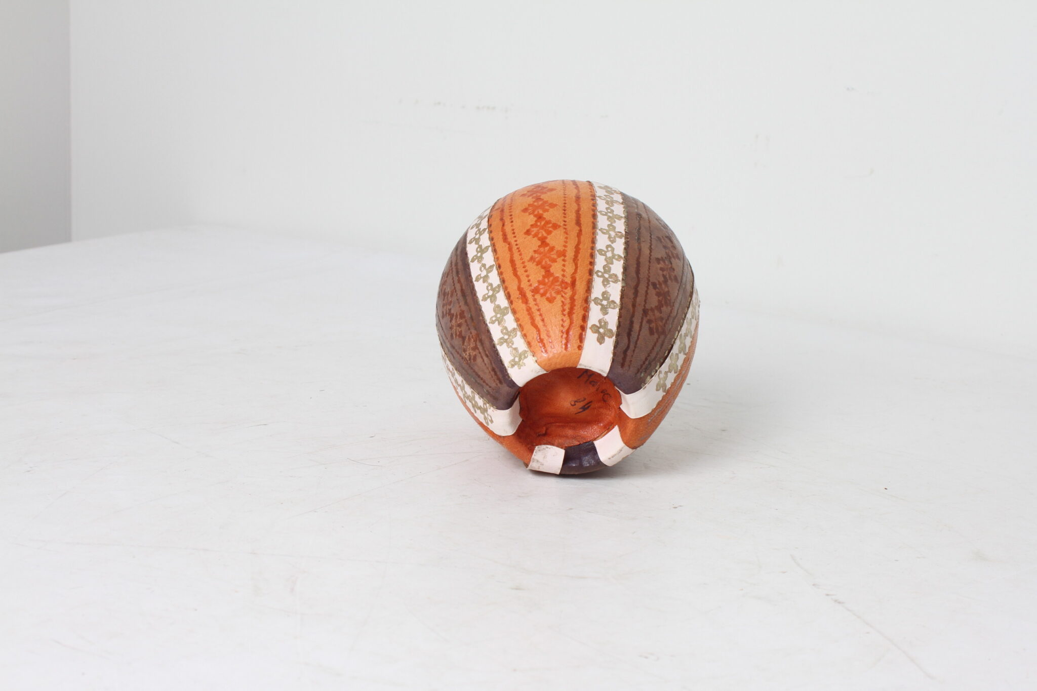 Pot décoratif en terre et cuir – Image 3