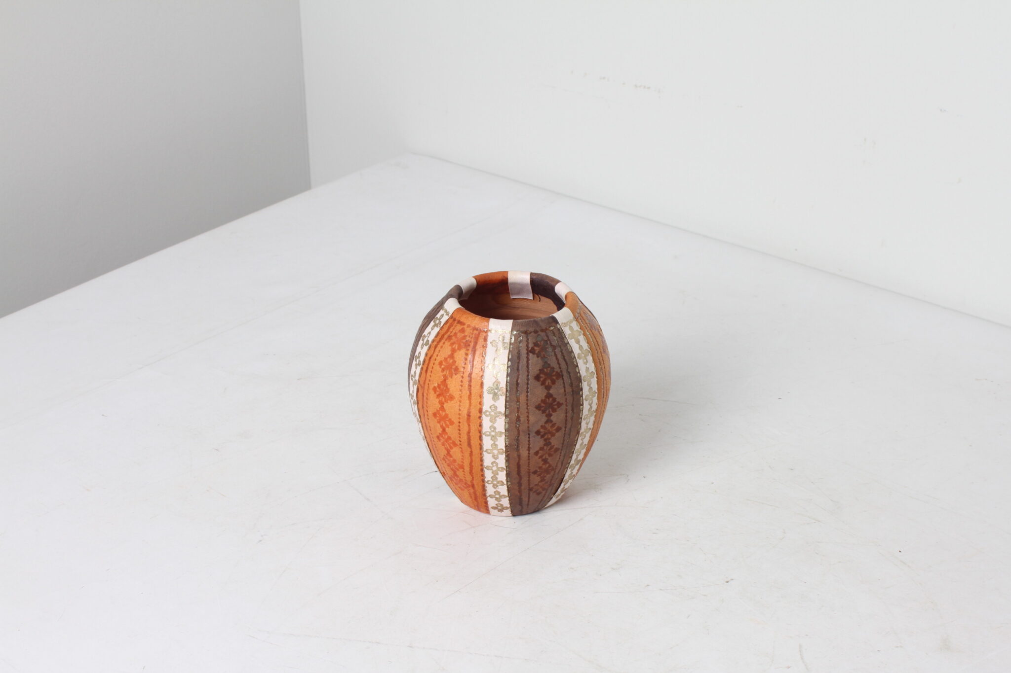 Pot décoratif en terre et cuir