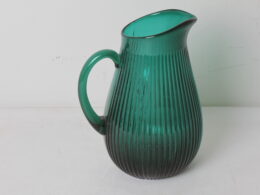 Carafe ou vase en verre vert